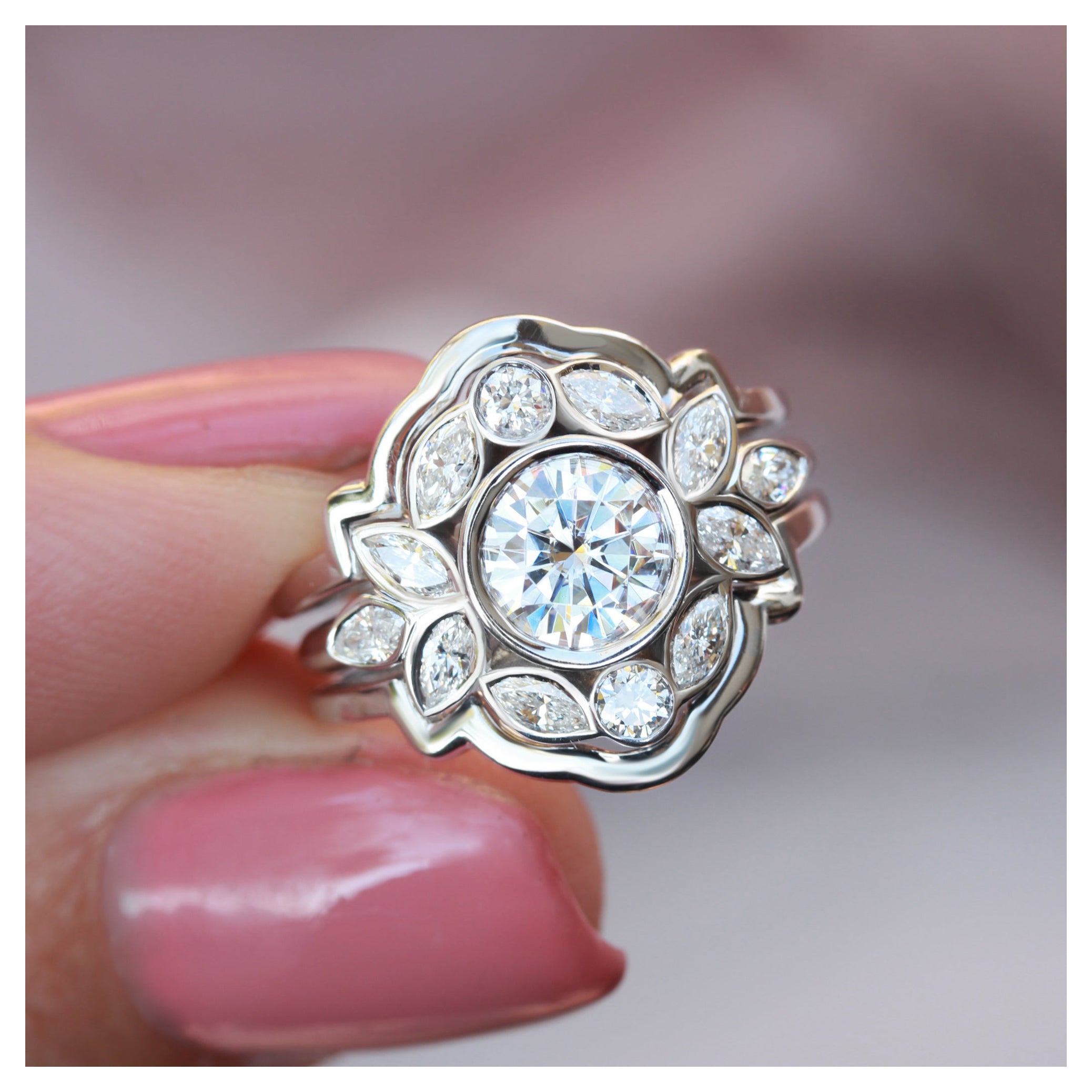 Bague de fiançailles à fleurs en mosaïque sertie d'un chaton en or « Lily Emma » en vente