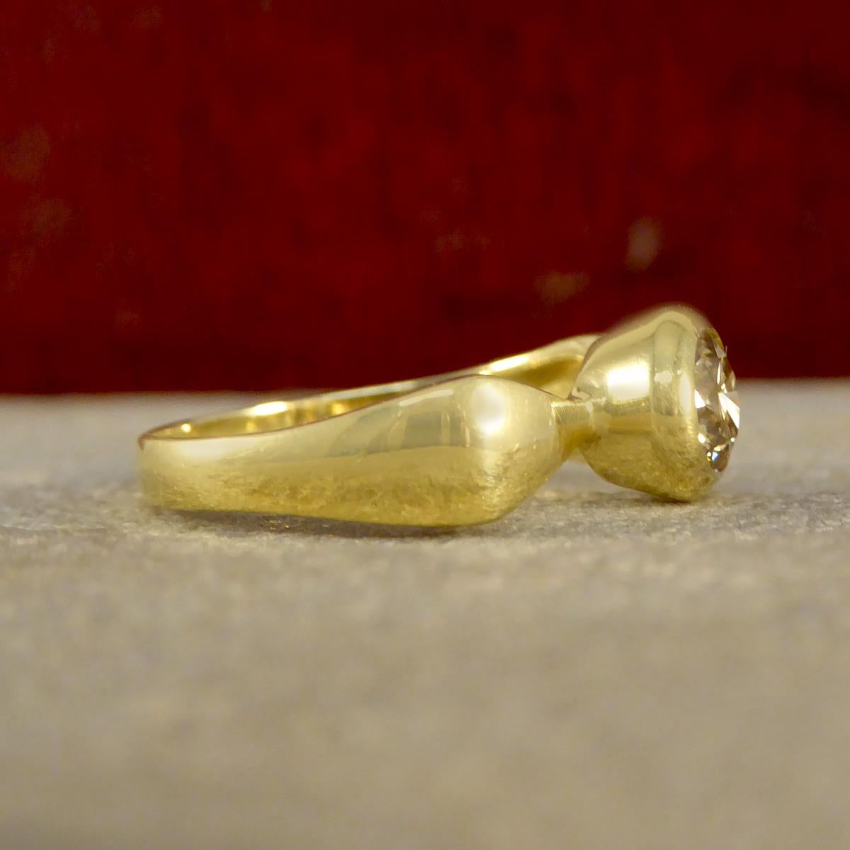 Rétro Bague en or jaune 18 carats sertie d'un diamant châtaignier de 0,60 carat en vente