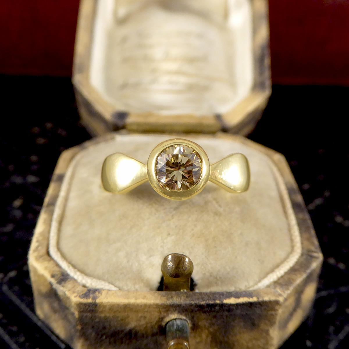 Bague en or jaune 18 carats sertie d'un diamant châtaignier de 0,60 carat en vente 1