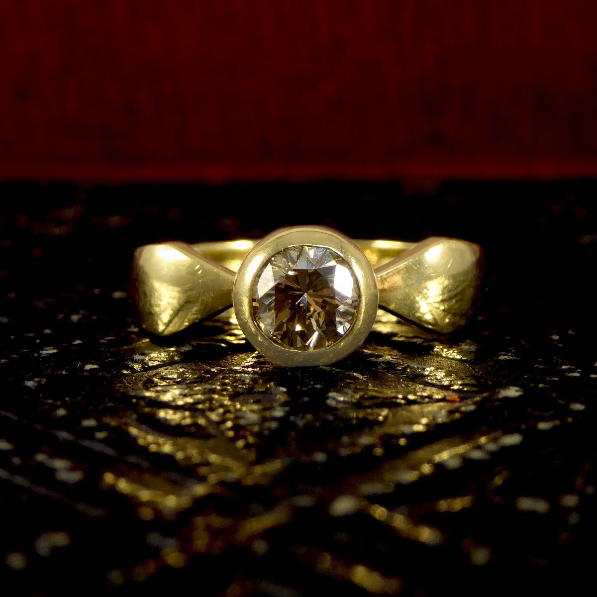 Bague en or jaune 18 carats sertie d'un diamant châtaignier de 0,60 carat en vente 2