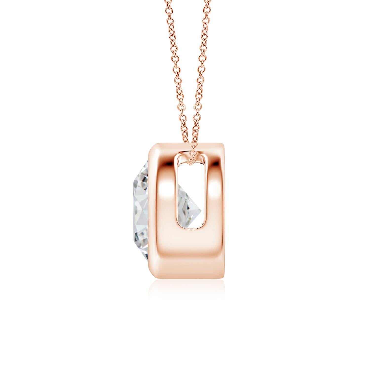 Lo splendido design di questo classico ciondolo con diamante solitario fa sembrare che la pietra centrale fluttui sulla catena. Il diamante scintillante è fissato in un castone. Realizzato in oro rosa 14 carati, questo pendente con diamante rotondo