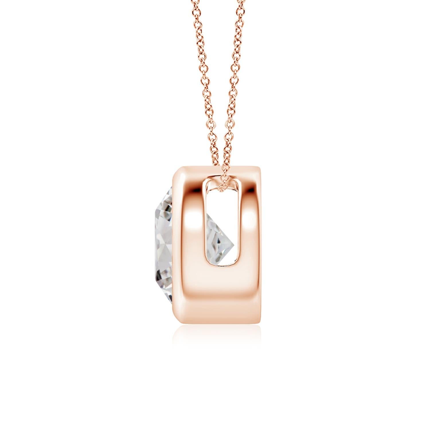 Le magnifique design de ce pendentif solitaire classique en diamant donne l'impression que la pierre centrale flotte sur la chaîne. Le diamant étincelant est fixé dans une monture à chaton. Fabriqué en or rose 14k, ce pendentif en diamants ronds