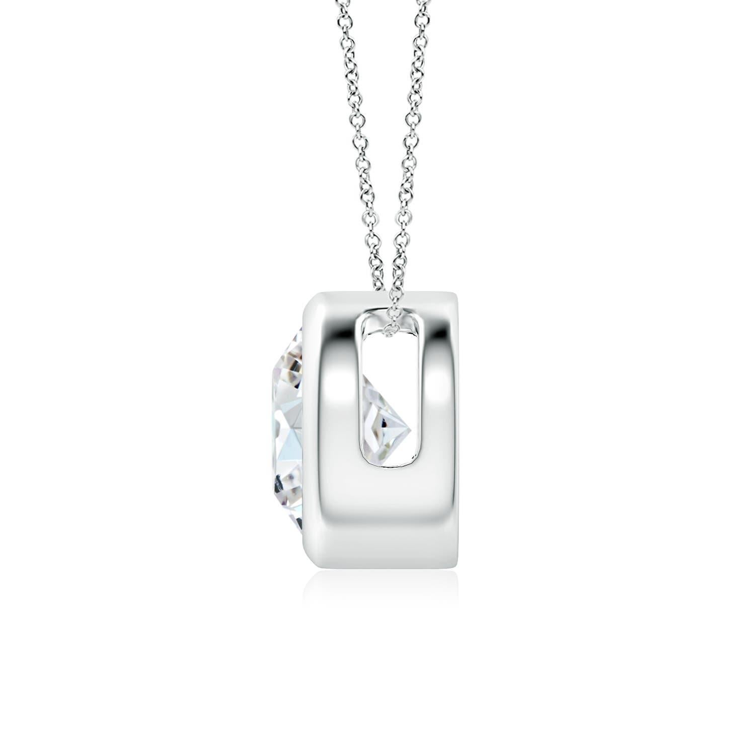Le magnifique design de ce pendentif solitaire classique en diamant donne l'impression que la pierre centrale flotte sur la chaîne. Le diamant étincelant est fixé dans une monture à chaton. Whiting en or blanc 14k, ce pendentif en diamants ronds est