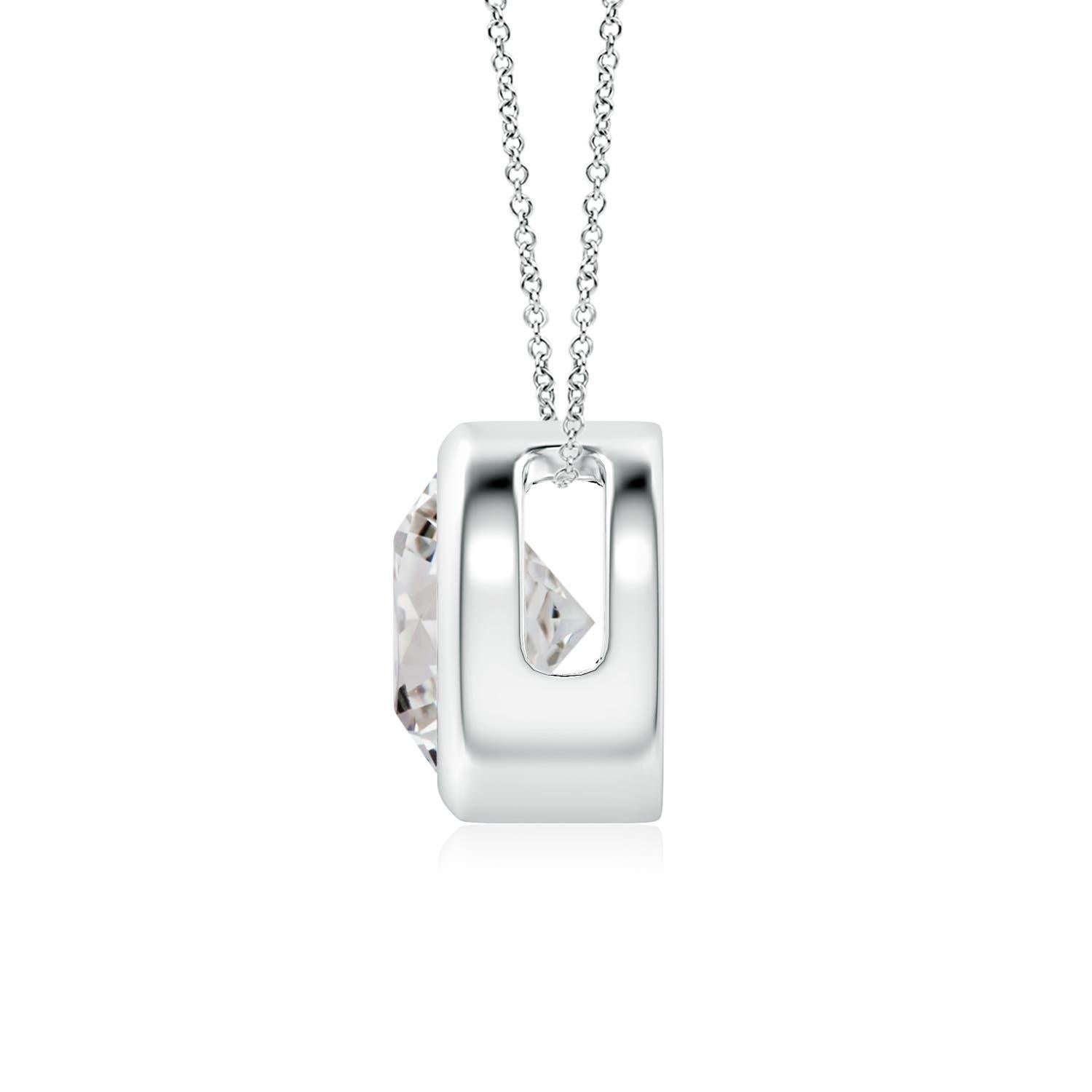 Lo splendido design di questo classico ciondolo con diamante solitario fa sembrare che la pietra centrale fluttui sulla catena. Il diamante scintillante è fissato in un castone. Realizzato in oro bianco 14 carati, questo pendente con diamante