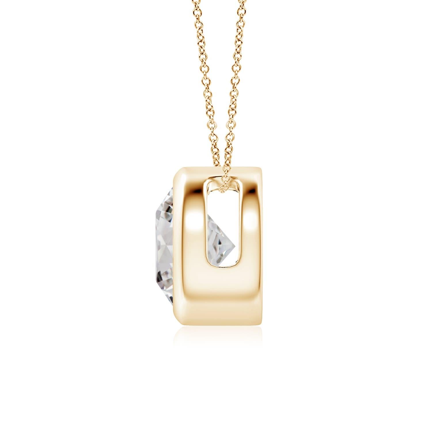 Le magnifique design de ce pendentif solitaire classique en diamant donne l'impression que la pierre centrale flotte sur la chaîne. Le diamant étincelant est fixé dans une monture à chaton. Fabriqué en or jaune 14k, ce pendentif en diamants ronds