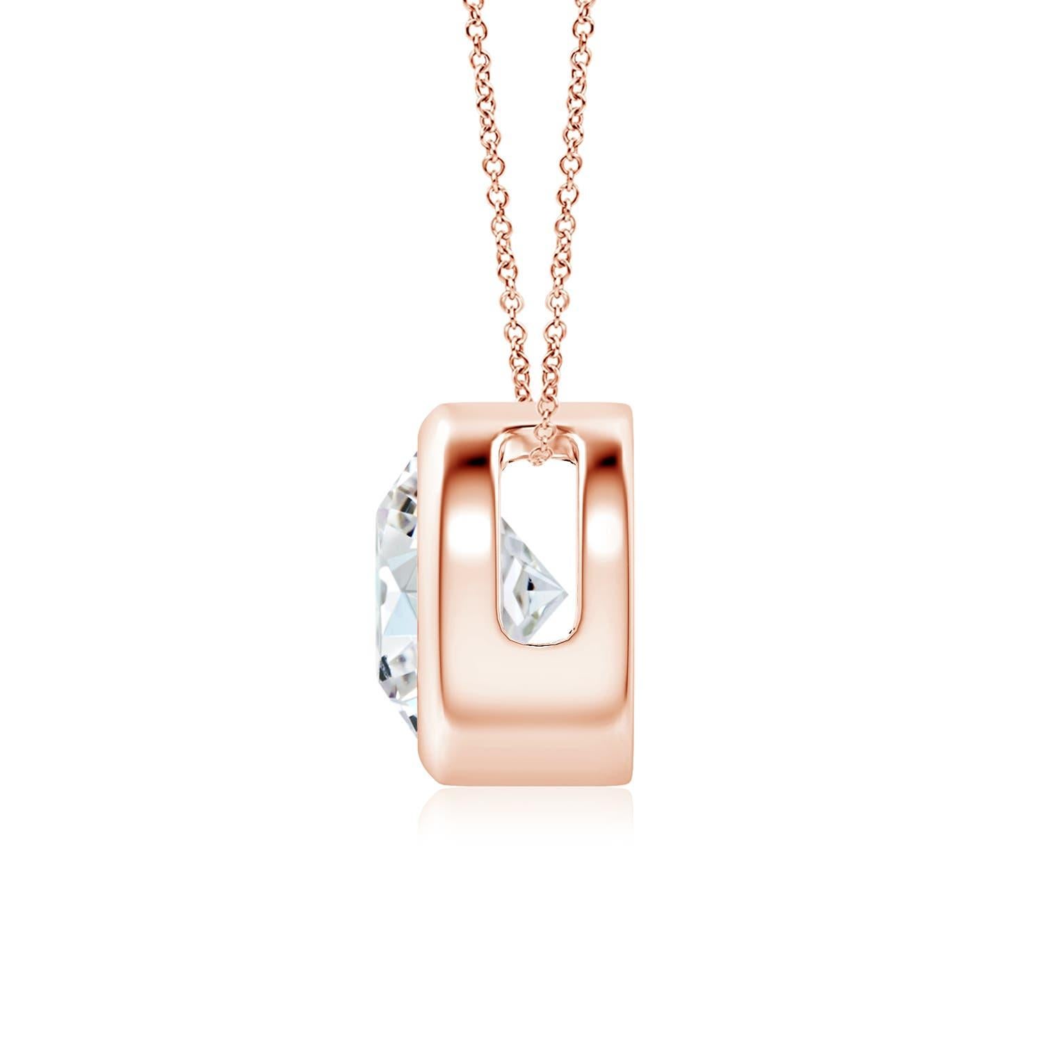 Le magnifique design de ce pendentif solitaire classique en diamant donne l'impression que la pierre centrale flotte sur la chaîne. Le diamant étincelant est fixé dans une monture à chaton. Fabriqué en or rose 18k, ce pendentif en diamants ronds