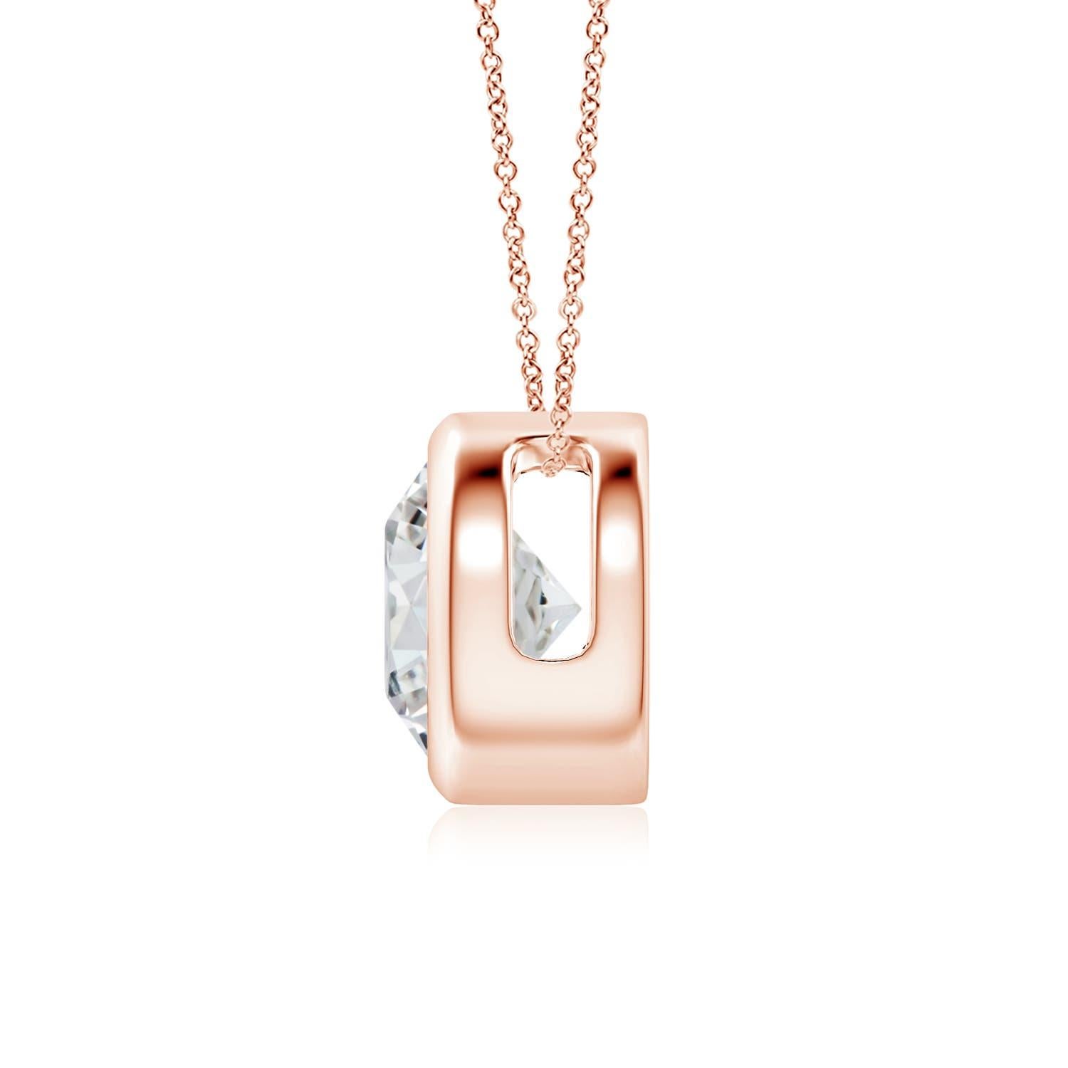 Le magnifique design de ce pendentif solitaire classique en diamant donne l'impression que la pierre centrale flotte sur la chaîne. Le diamant étincelant est fixé dans une monture à chaton. Fabriqué en or rose 18k, ce pendentif en diamants ronds