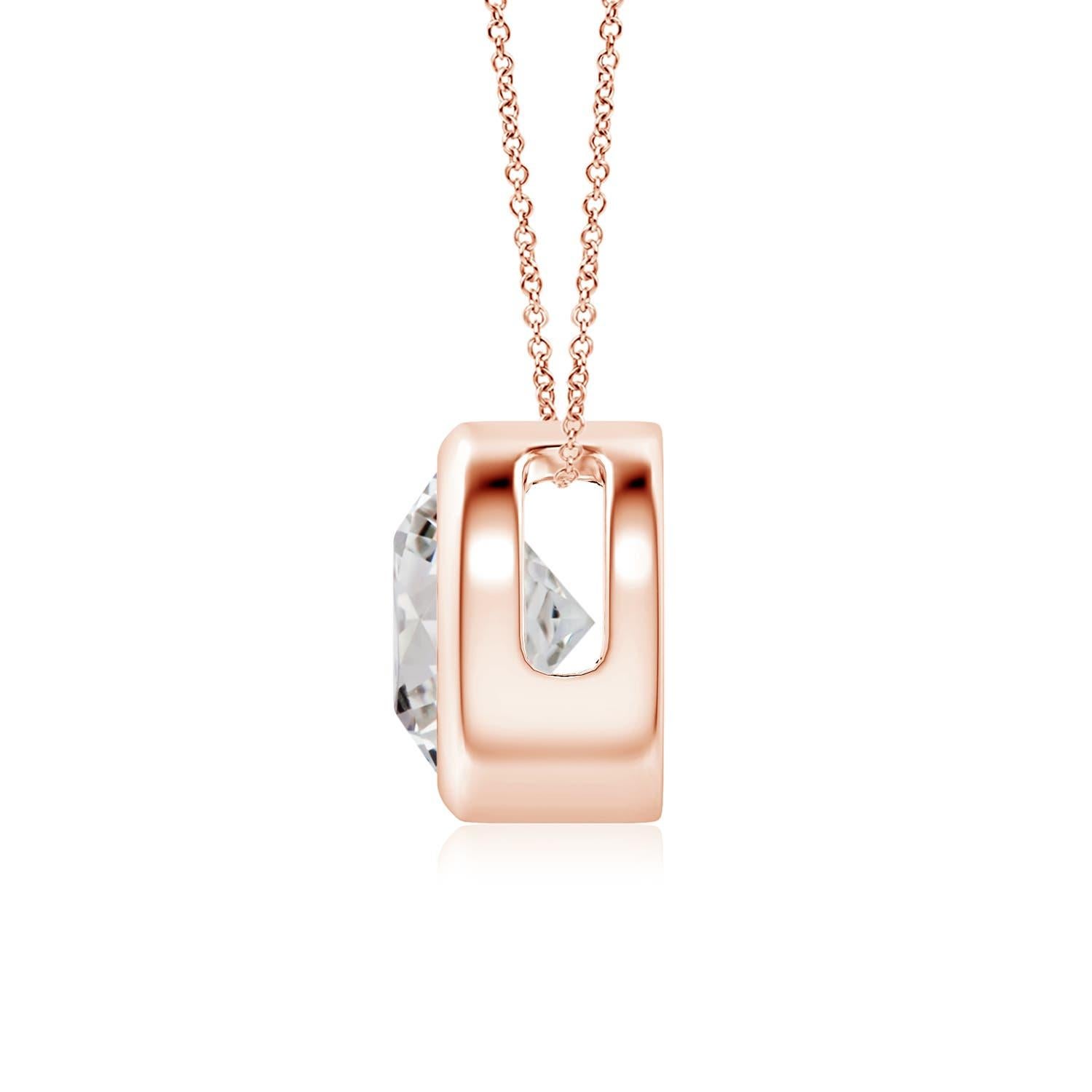 Le magnifique design de ce pendentif solitaire classique en diamant donne l'impression que la pierre centrale flotte sur la chaîne. Le diamant étincelant est fixé dans une monture à chaton. Fabriqué en or rose 18k, ce pendentif en diamants ronds