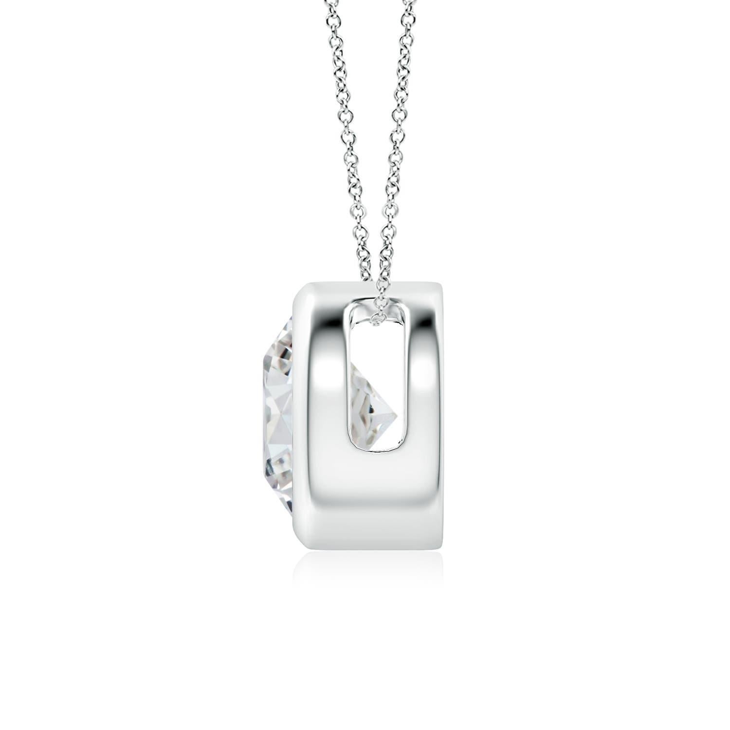 Lo splendido design di questo classico ciondolo con diamante solitario fa sembrare che la pietra centrale fluttui sulla catena. Il diamante scintillante è fissato in un castone. Realizzato in oro bianco 18 carati, questo pendente con diamante