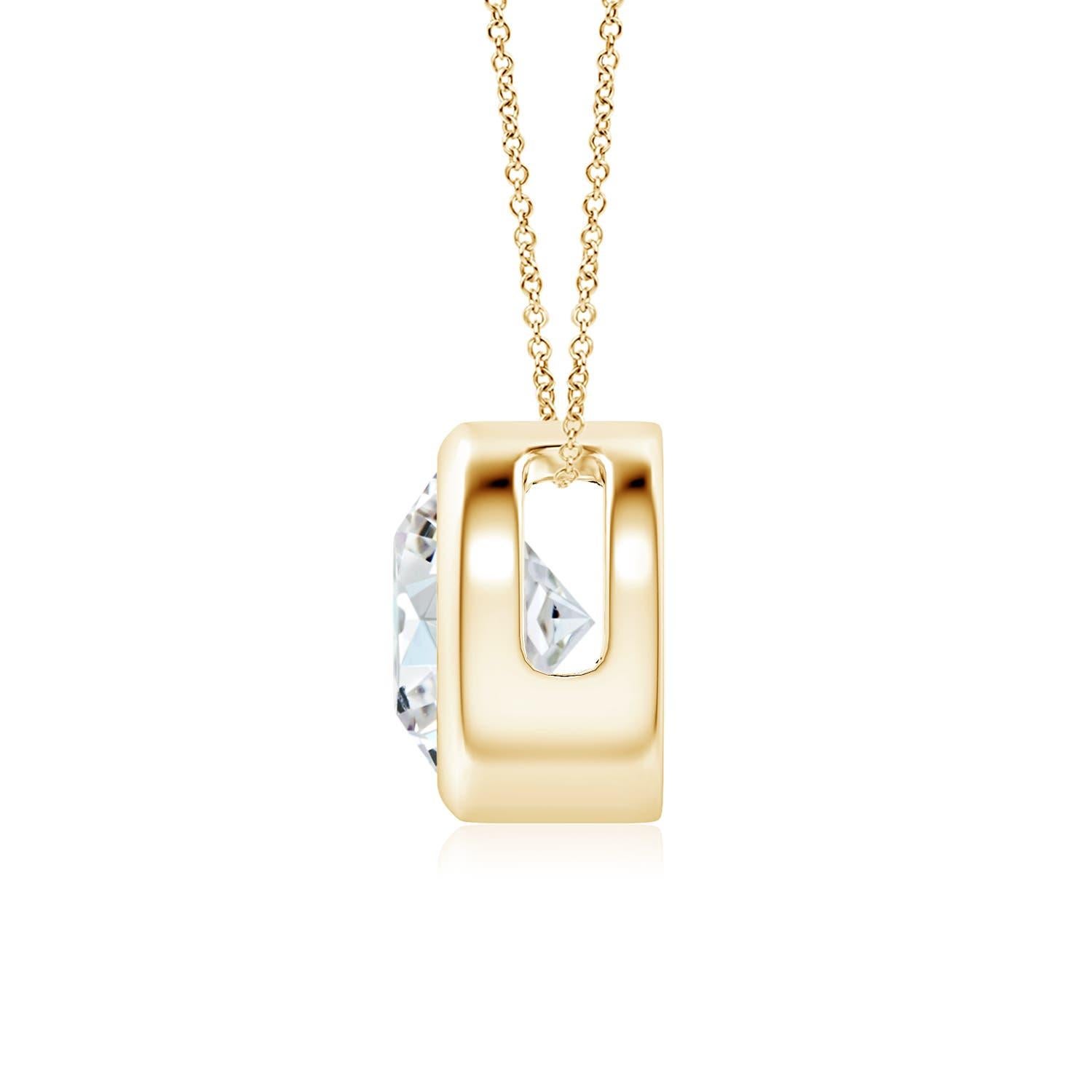 Le magnifique design de ce pendentif solitaire classique en diamant donne l'impression que la pierre centrale flotte sur la chaîne. Le diamant étincelant est fixé dans une monture à chaton. Fabriqué en or jaune 18k, ce pendentif en diamants ronds
