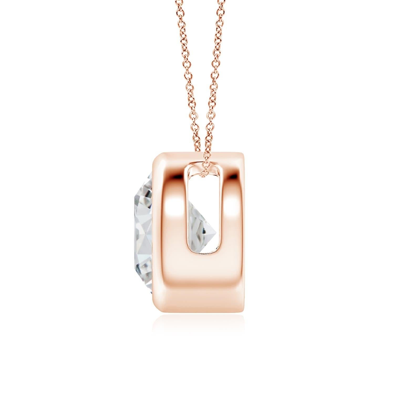 Lo splendido design di questo classico ciondolo con diamante solitario fa sembrare che la pietra centrale fluttui sulla catena. Il diamante scintillante è fissato in un castone. Realizzato in oro rosa 14 carati, questo pendente con diamante rotondo
