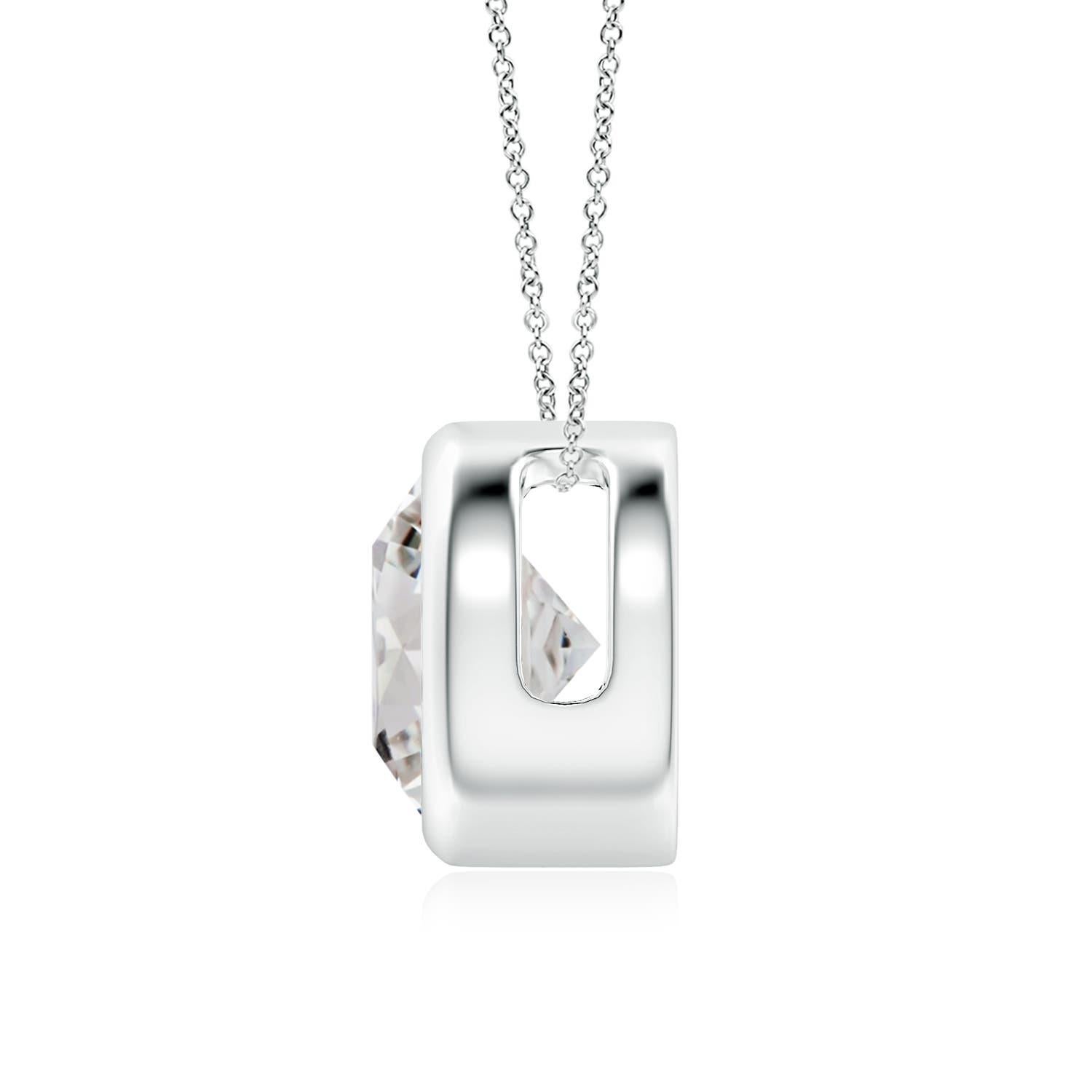 Lo splendido design di questo classico ciondolo con diamante solitario fa sembrare che la pietra centrale fluttui sulla catena. Il diamante scintillante è fissato in un castone. Realizzato in oro bianco 14 carati, questo pendente con diamante
