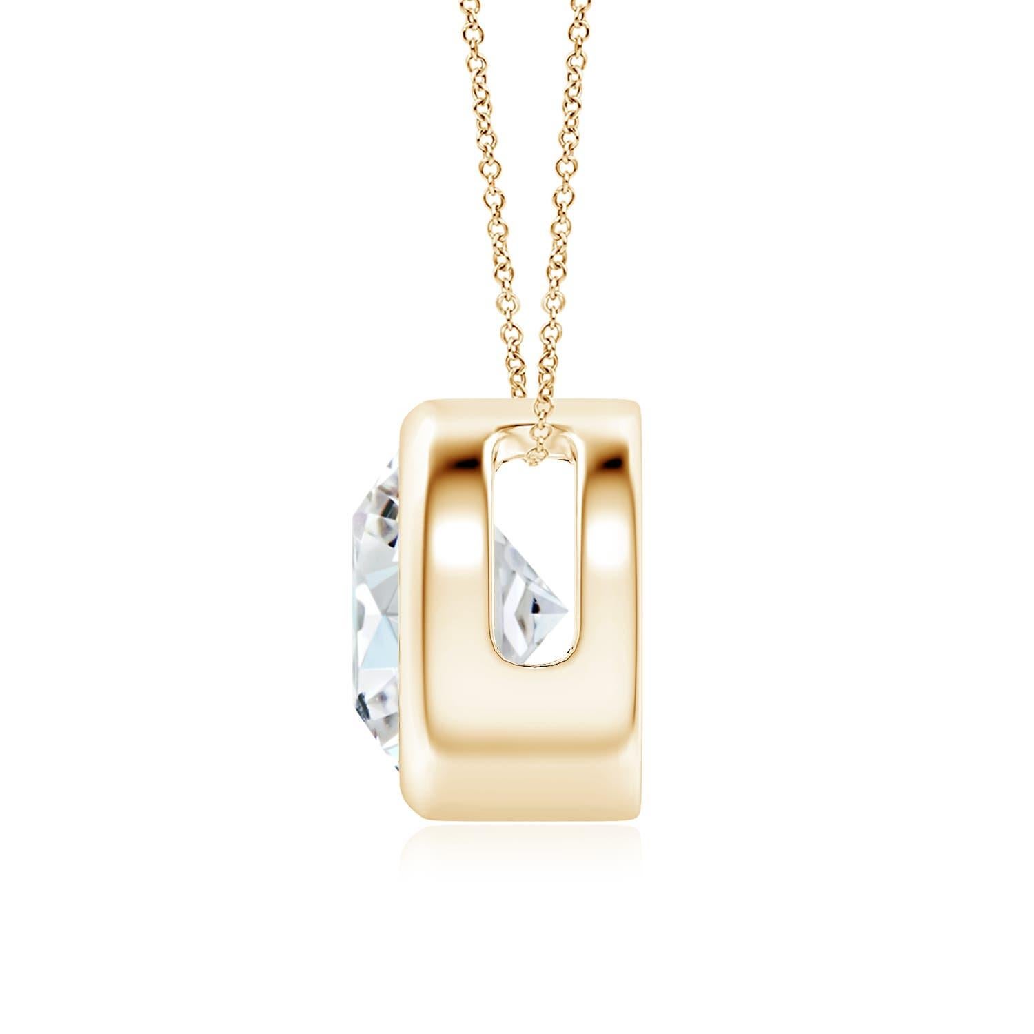 Le magnifique design de ce pendentif solitaire classique en diamant donne l'impression que la pierre centrale flotte sur la chaîne. Le diamant étincelant est fixé dans une monture à chaton. Fabriqué en or jaune 14k, ce pendentif en diamants ronds