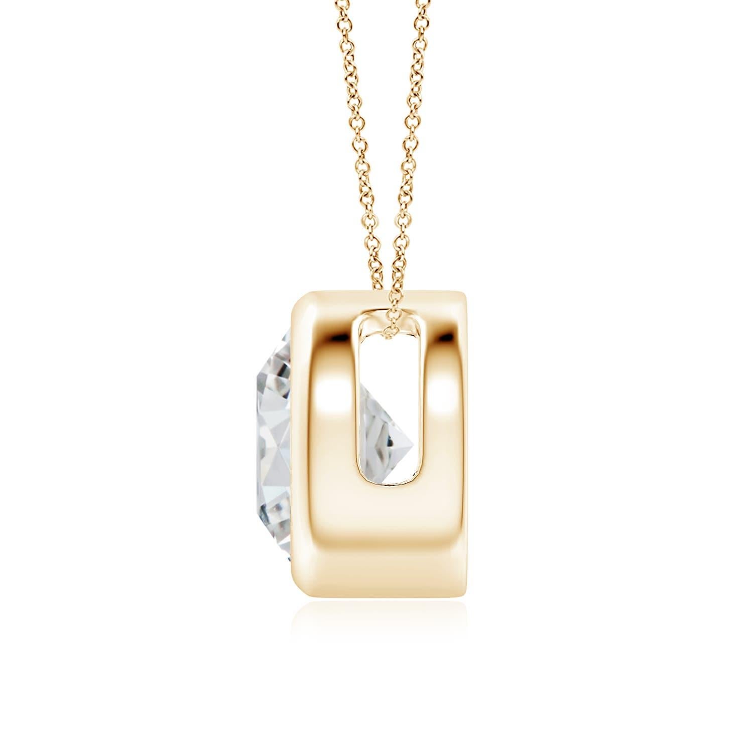 Le magnifique design de ce pendentif solitaire classique en diamant donne l'impression que la pierre centrale flotte sur la chaîne. Le diamant étincelant est fixé dans une monture à chaton. Fabriqué en or jaune 14k, ce pendentif en diamants ronds