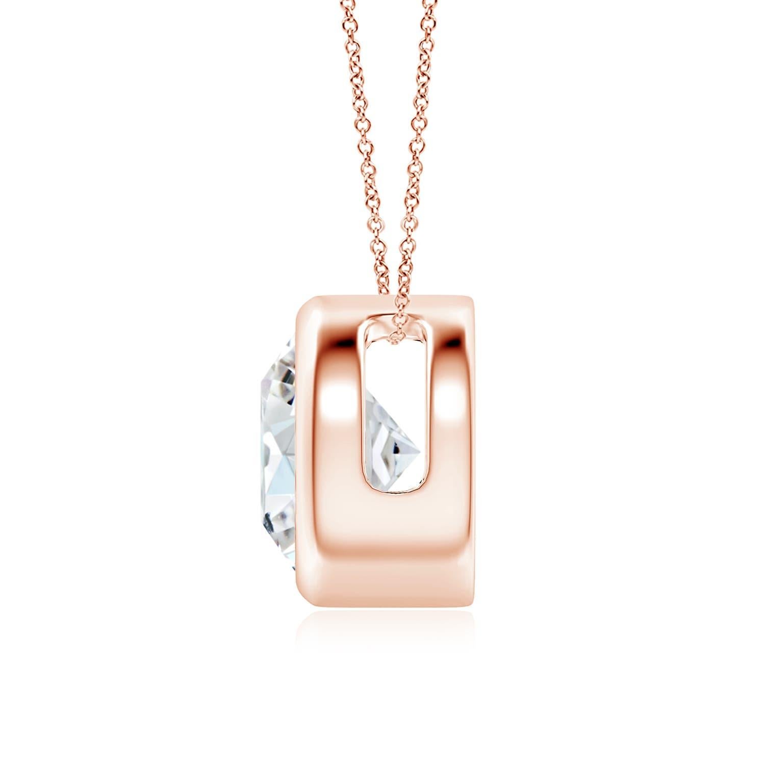 Le magnifique design de ce pendentif solitaire classique en diamant donne l'impression que la pierre centrale flotte sur la chaîne. Le diamant étincelant est fixé dans une monture à chaton. Fabriqué en or rose 18k, ce pendentif en diamants ronds