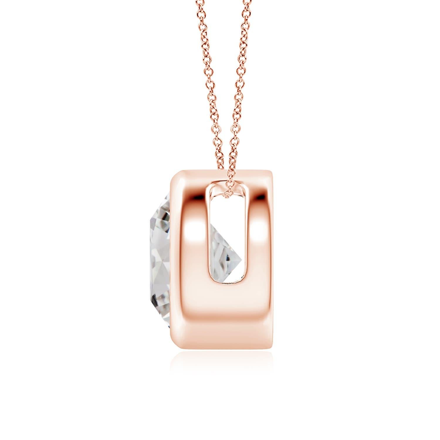 Lo splendido design di questo classico ciondolo con diamante solitario fa sembrare che la pietra centrale fluttui sulla catena. Il diamante scintillante è fissato in un castone. Realizzato in oro rosa 18 carati, questo pendente con diamante rotondo
