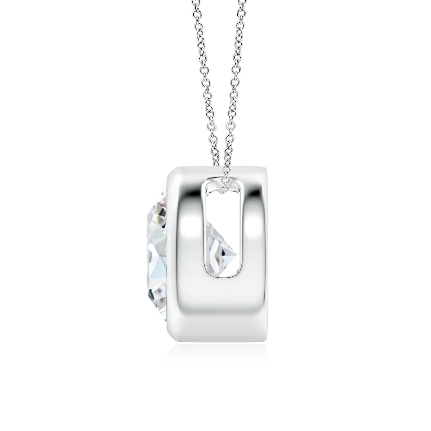 Le magnifique design de ce pendentif solitaire classique en diamant donne l'impression que la pierre centrale flotte sur la chaîne. Le diamant étincelant est fixé dans une monture à chaton. Whiting en or blanc 18k, ce pendentif en diamants ronds est