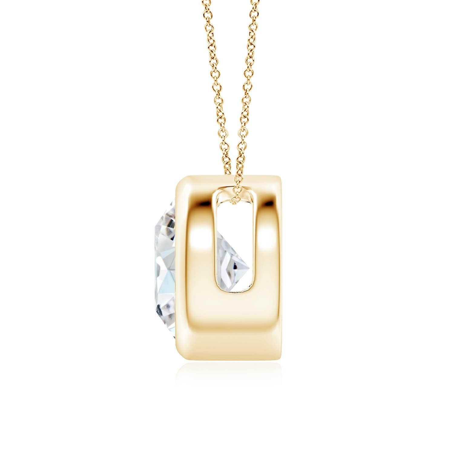 Le magnifique design de ce pendentif solitaire classique en diamant donne l'impression que la pierre centrale flotte sur la chaîne. Le diamant étincelant est fixé dans une monture à chaton. Fabriqué en or jaune 18k, ce pendentif en diamants ronds