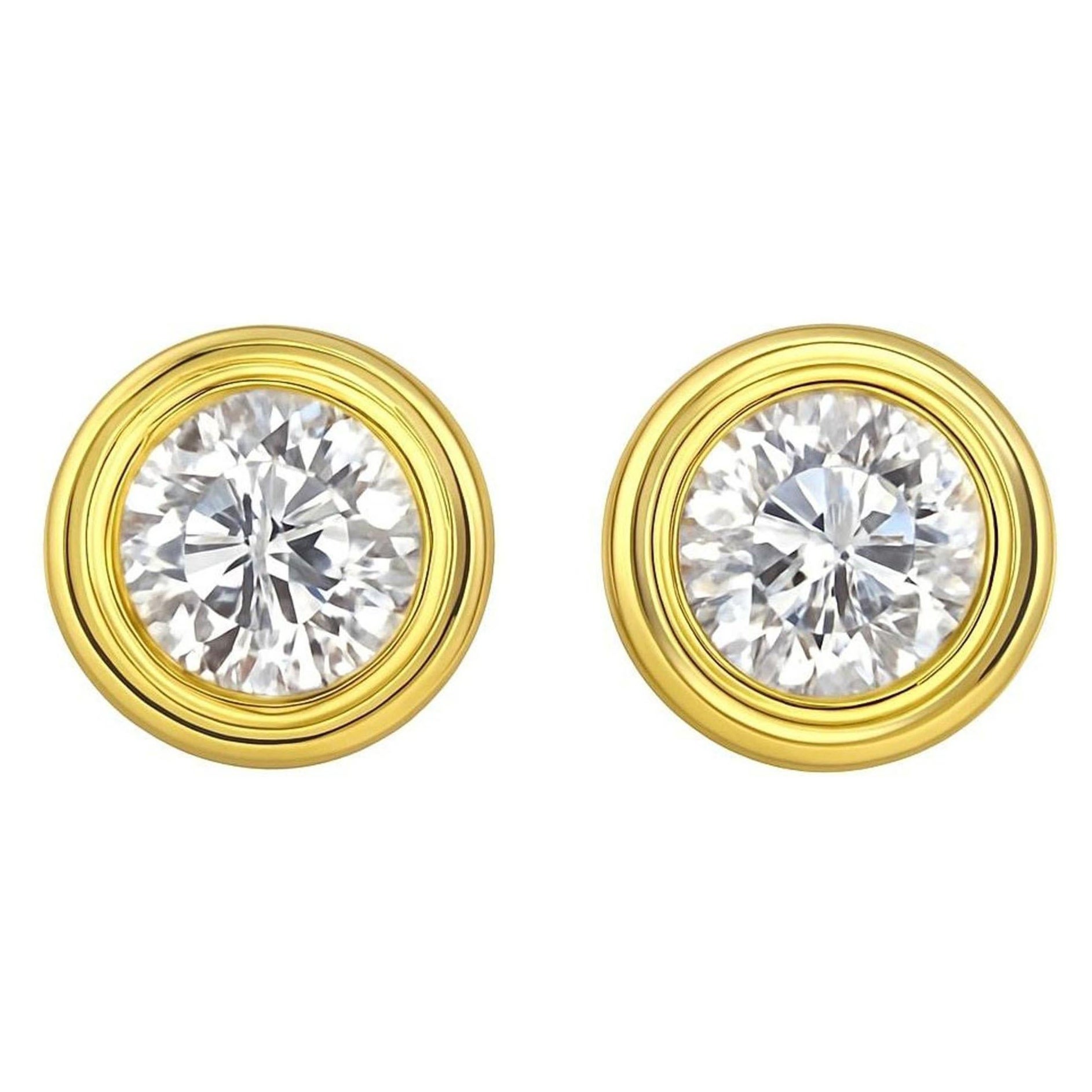 Bezel Set 18K Yellow Gold Round Brilliant Stud Earrings in vendita