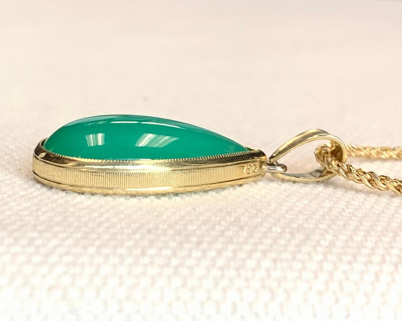 19.49 Carat Chrysoprase Cabochon, Yellow Gold Bezel Set Drop Pendant Necklace In New Condition In Los Angeles, CA