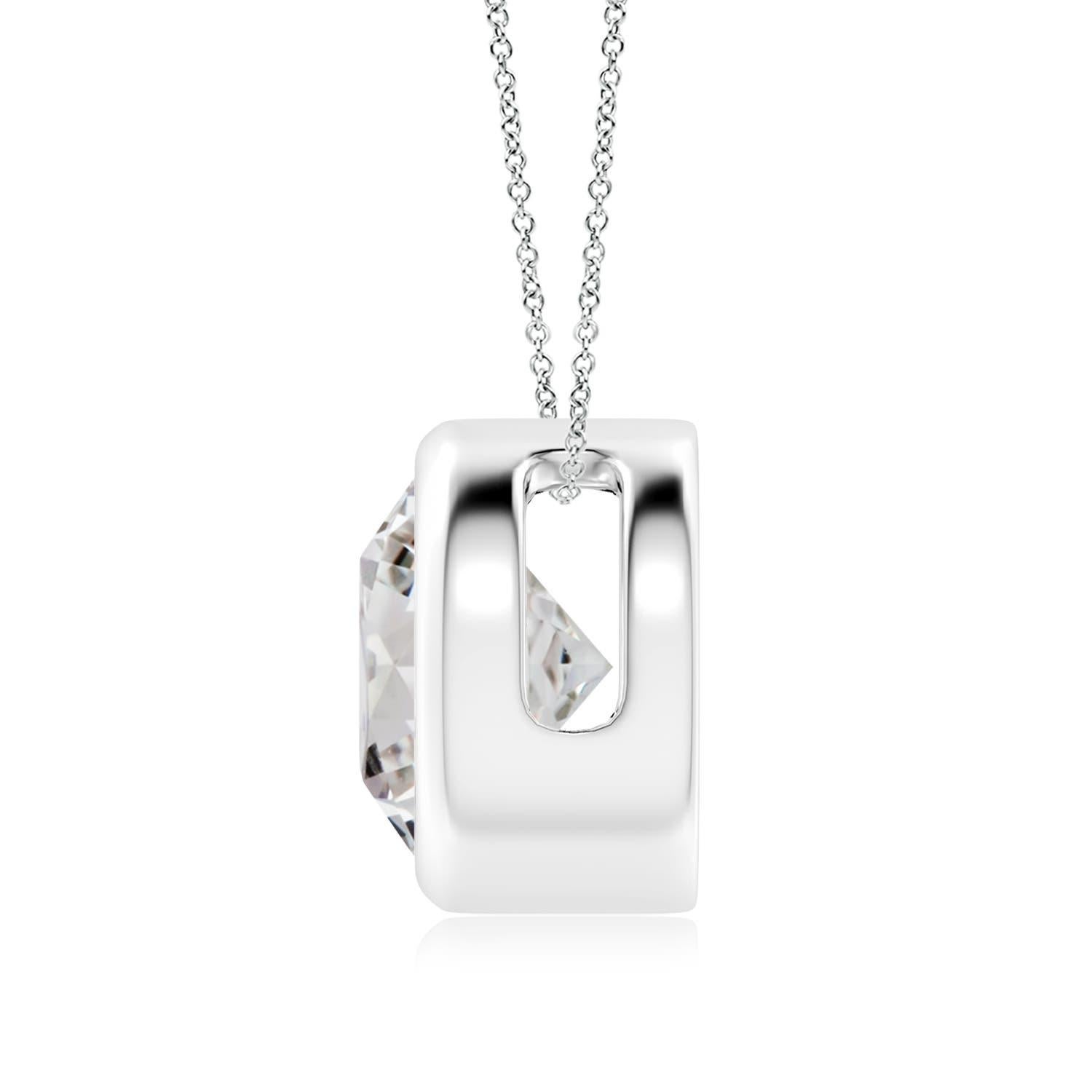 Lo splendido design di questo classico ciondolo con diamante solitario fa sembrare che la pietra centrale fluttui sulla catena. Il diamante scintillante è fissato in un castone. Realizzato in oro bianco 14 carati, questo pendente con diamante