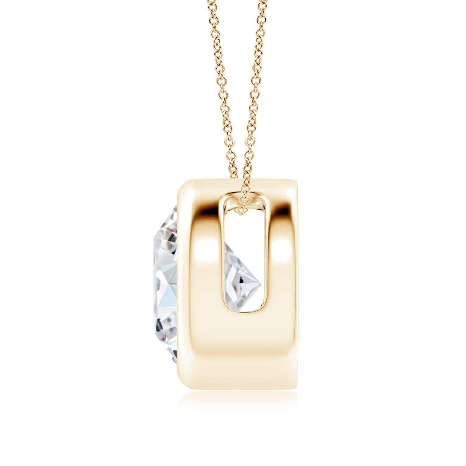 Le magnifique design de ce pendentif solitaire classique en diamant donne l'impression que la pierre centrale flotte sur la chaîne. Le diamant étincelant est fixé dans une monture à chaton. Fabriqué en or jaune 14k, ce pendentif en diamants ronds
