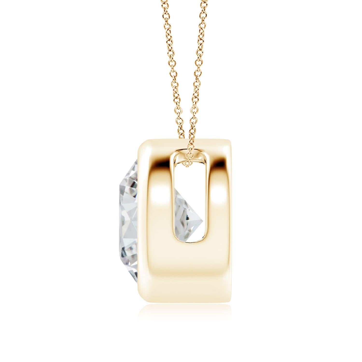 Le magnifique design de ce pendentif solitaire classique en diamant donne l'impression que la pierre centrale flotte sur la chaîne. Le diamant étincelant est fixé dans une monture à chaton. Fabriqué en or jaune 14k, ce pendentif en diamants ronds