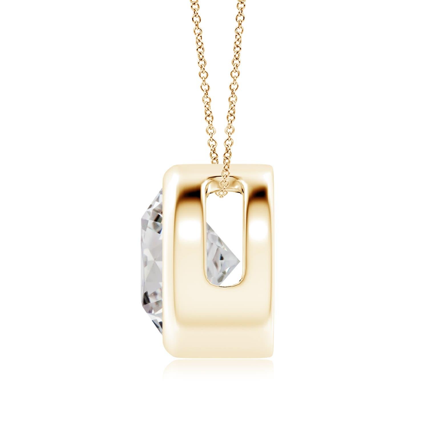 Le magnifique design de ce pendentif solitaire classique en diamant donne l'impression que la pierre centrale flotte sur la chaîne. Le diamant étincelant est fixé dans une monture à chaton. Fabriqué en or jaune 14k, ce pendentif en diamants ronds