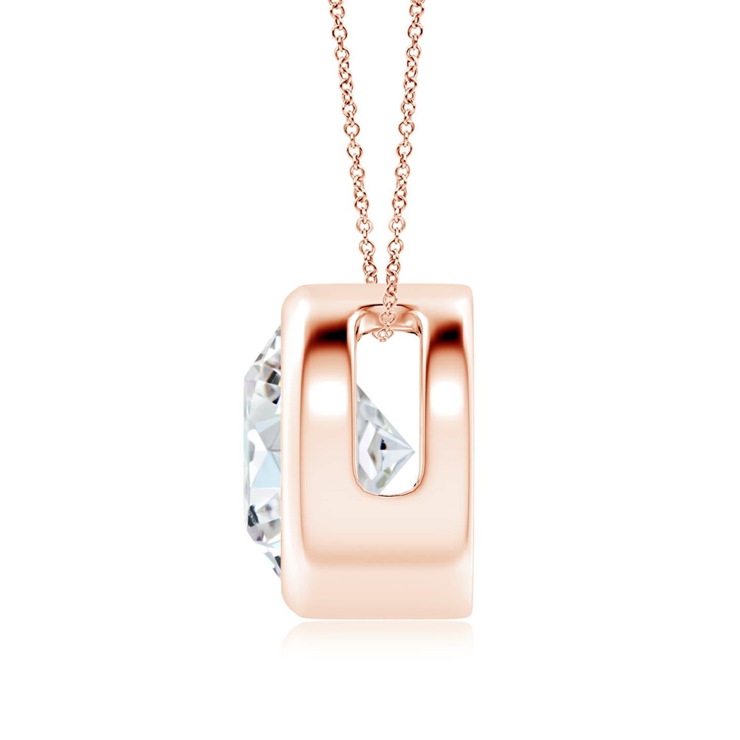 Le magnifique design de ce pendentif solitaire classique en diamant donne l'impression que la pierre centrale flotte sur la chaîne. Le diamant étincelant est fixé dans une monture à chaton. Fabriqué en or rose 18k, ce pendentif en diamants ronds