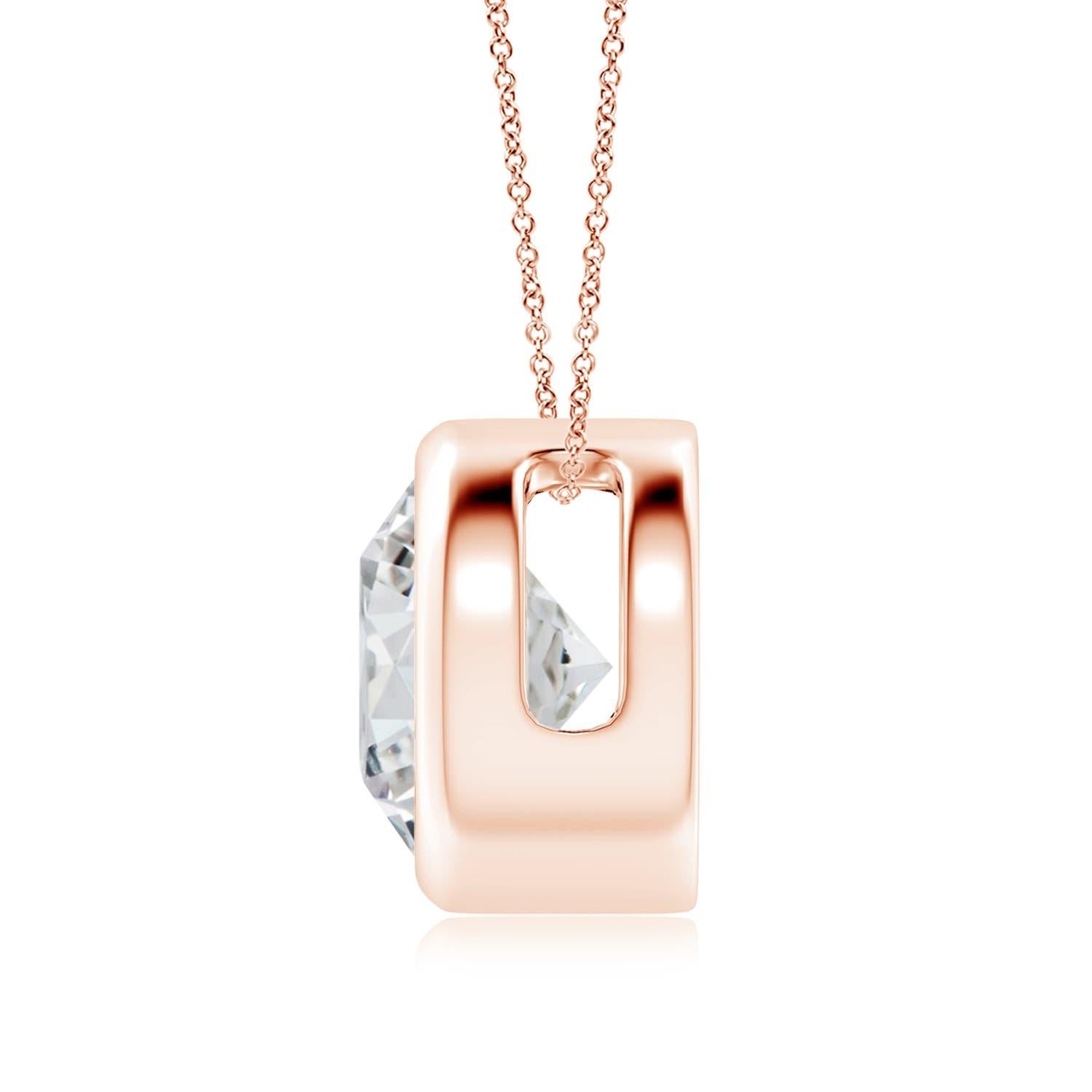 Lo splendido design di questo classico ciondolo con diamante solitario fa sembrare che la pietra centrale fluttui sulla catena. Il diamante scintillante è fissato in un castone. Realizzato in oro rosa 18 carati, questo pendente con diamante rotondo