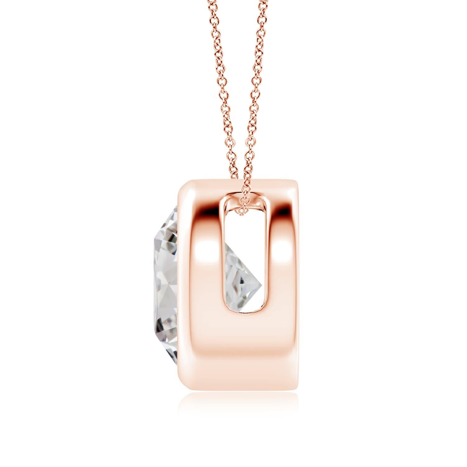 Lo splendido design di questo classico ciondolo con diamante solitario fa sembrare che la pietra centrale fluttui sulla catena. Il diamante scintillante è fissato in un castone. Realizzato in oro rosa 18 carati, questo pendente con diamante rotondo