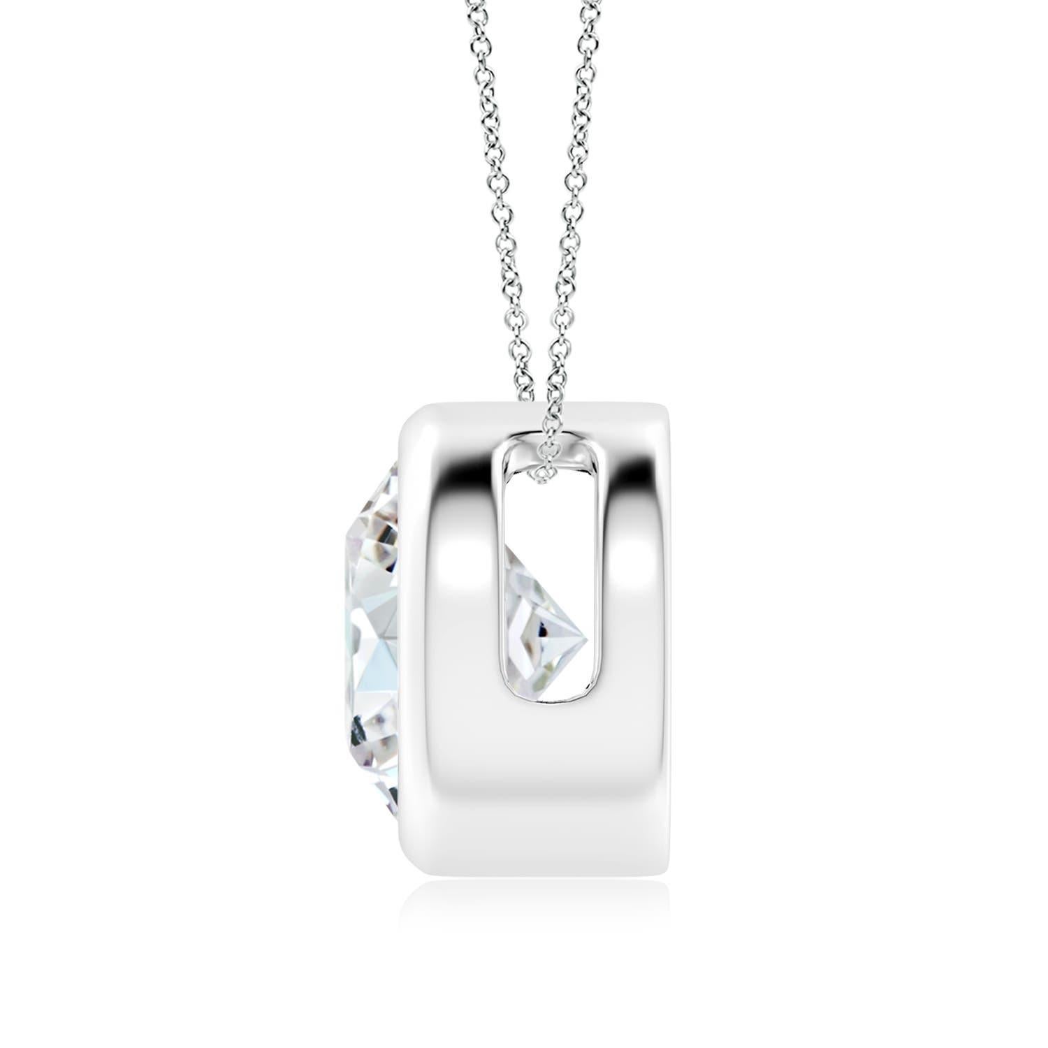 Lo splendido design di questo classico ciondolo con diamante solitario fa sembrare che la pietra centrale fluttui sulla catena. Il diamante scintillante è fissato in un castone. Realizzato in oro bianco 18 carati, questo pendente con diamante