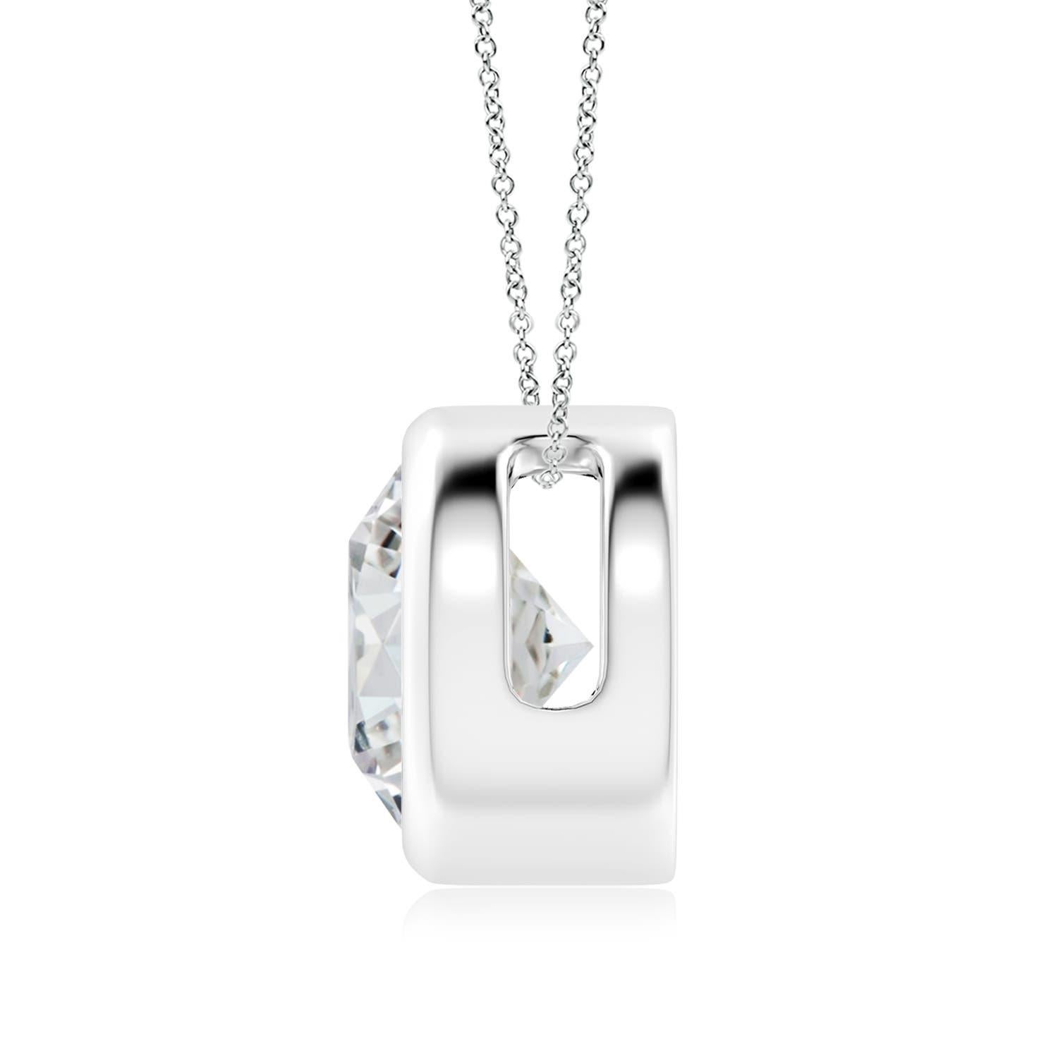 Lo splendido design di questo classico ciondolo con diamante solitario fa sembrare che la pietra centrale fluttui sulla catena. Il diamante scintillante è fissato in un castone. Realizzato in oro bianco 18 carati, questo pendente con diamante