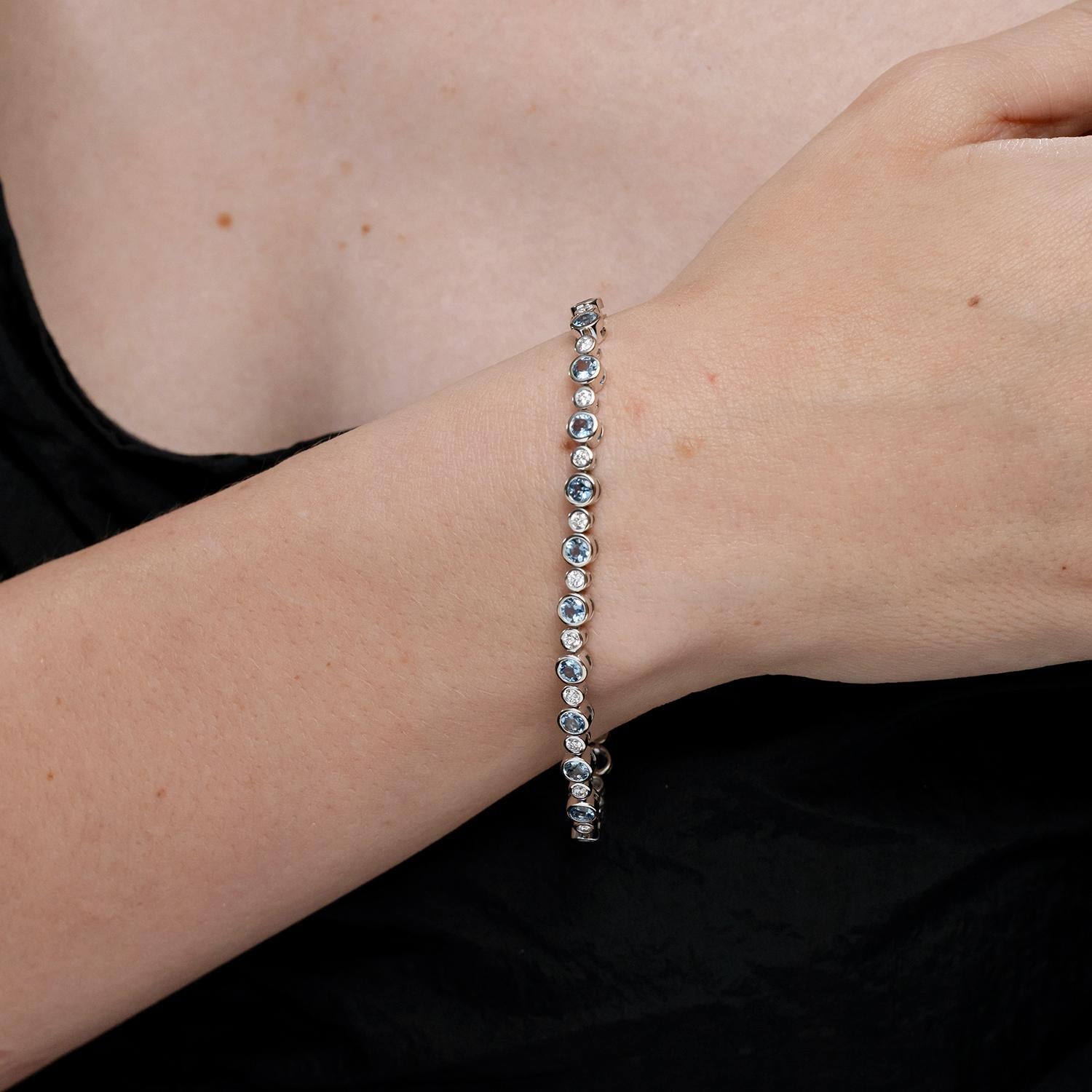 Bezel-Set 2.40ct Aquamarine and Diamond Tennis Bracelet in 14K Rose Gold In New Condition For Sale In Los Angeles, CA