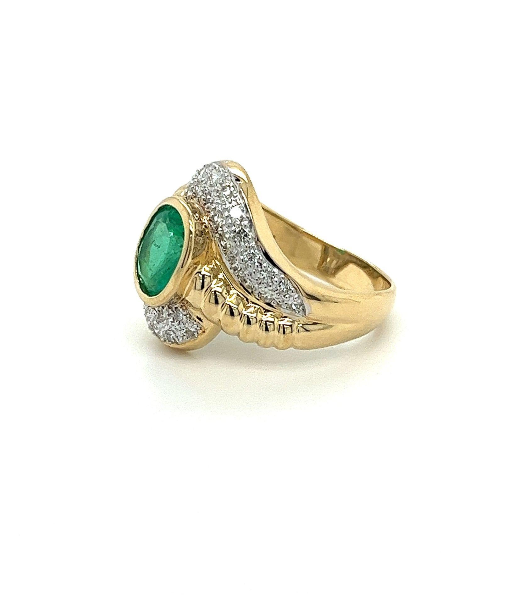Bezel Set 2.80 Carat Oval Cut Emerald & Diamond Ribbed Textured 18K Gold Ring In New Condition For Sale In Miami, FL