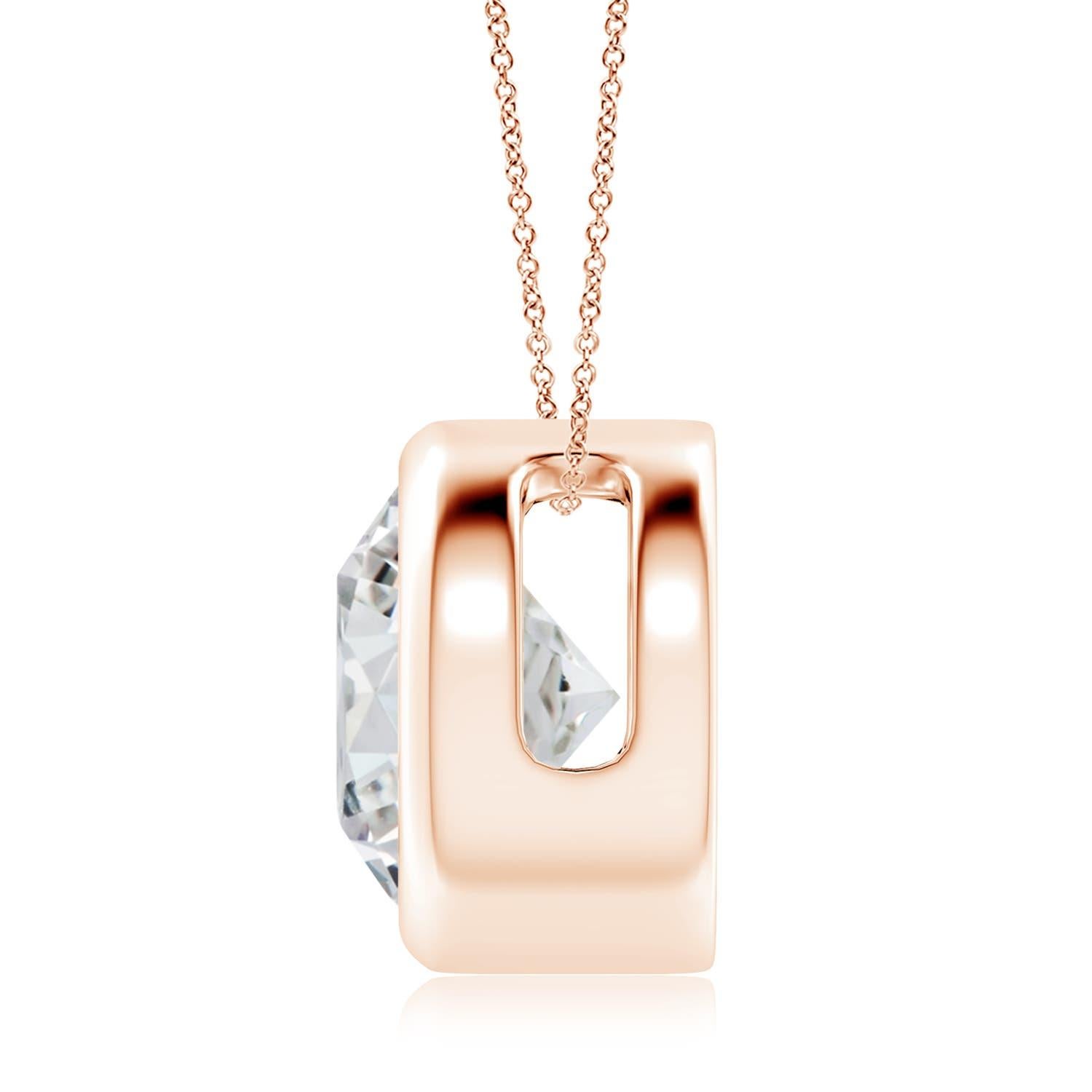 Le magnifique design de ce pendentif solitaire classique en diamant donne l'impression que la pierre centrale flotte sur la chaîne. Le diamant étincelant est fixé dans une monture à chaton. Fabriqué en or rose 14k, ce pendentif en diamants ronds