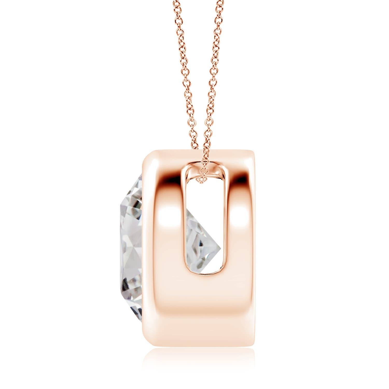 Le magnifique design de ce pendentif solitaire classique en diamant donne l'impression que la pierre centrale flotte sur la chaîne. Le diamant étincelant est fixé dans une monture à chaton. Fabriqué en or rose 14k, ce pendentif en diamants ronds