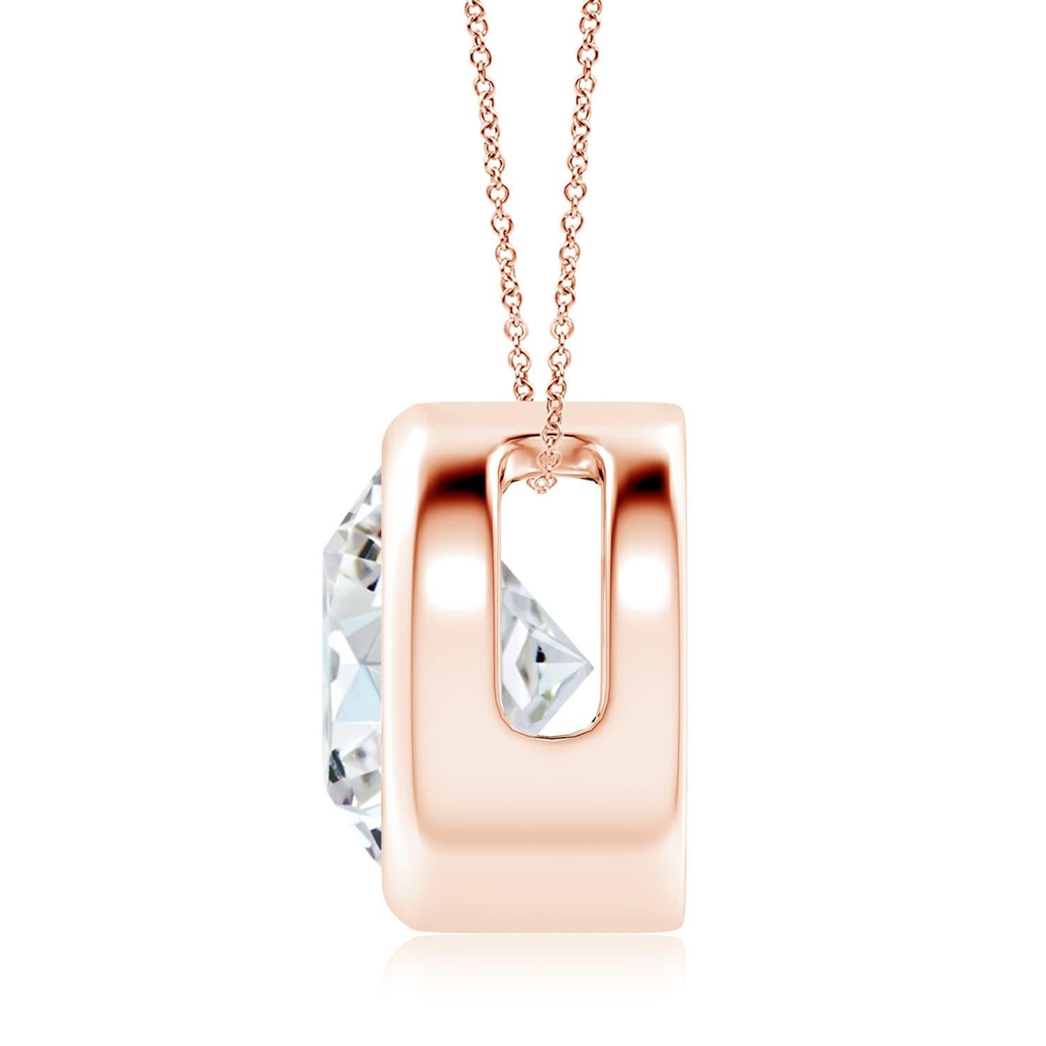 Le magnifique design de ce pendentif solitaire classique en diamant donne l'impression que la pierre centrale flotte sur la chaîne. Le diamant étincelant est fixé dans une monture à chaton. Fabriqué en or rose 14k, ce pendentif en diamants ronds