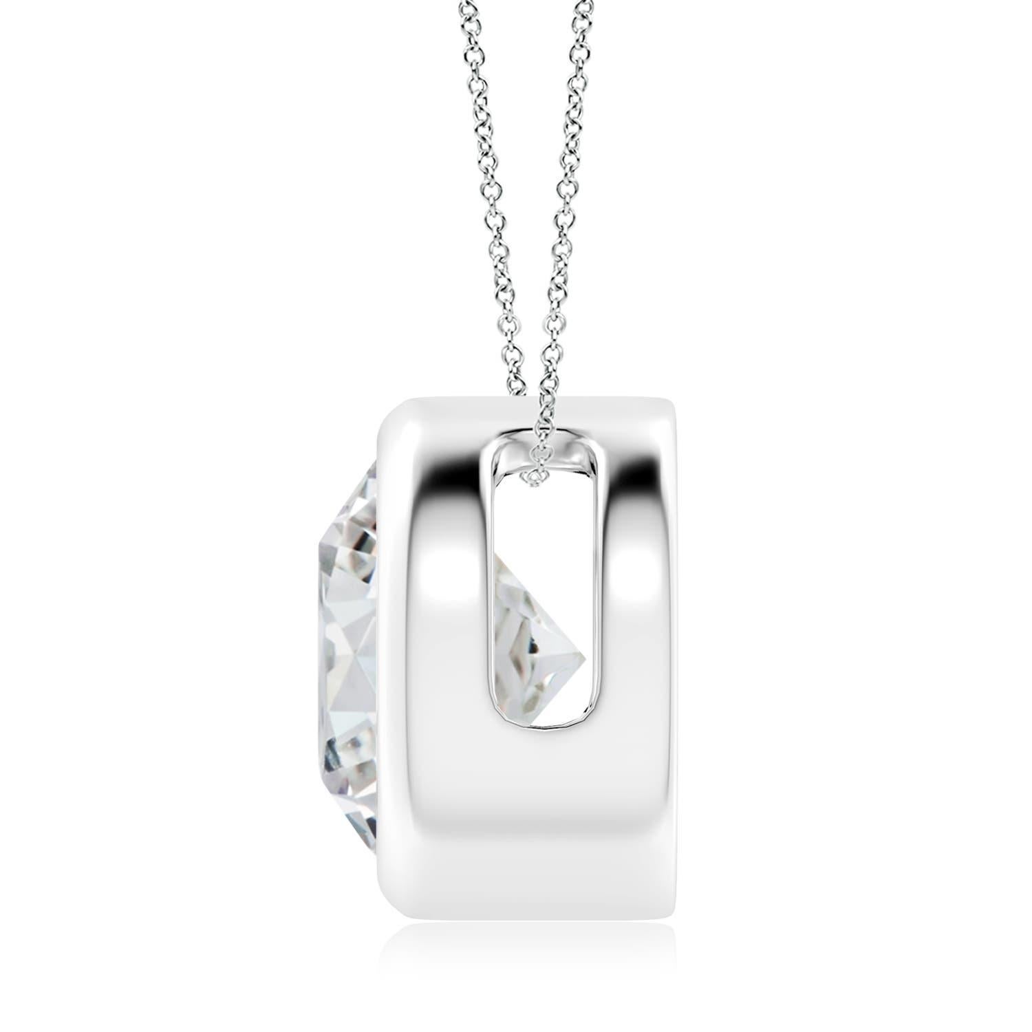 Le magnifique design de ce pendentif solitaire classique en diamant donne l'impression que la pierre centrale flotte sur la chaîne. Le diamant étincelant est fixé dans une monture à chaton. Whiting en or blanc 14k, ce pendentif en diamants ronds est