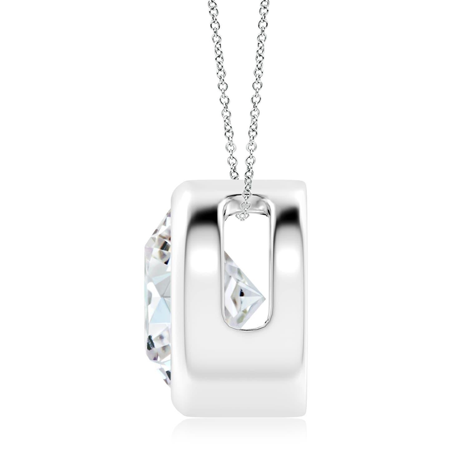 Lo splendido design di questo classico ciondolo con diamante solitario fa sembrare che la pietra centrale fluttui sulla catena. Il diamante scintillante è fissato in un castone. Realizzato in oro bianco 14 carati, questo pendente con diamante