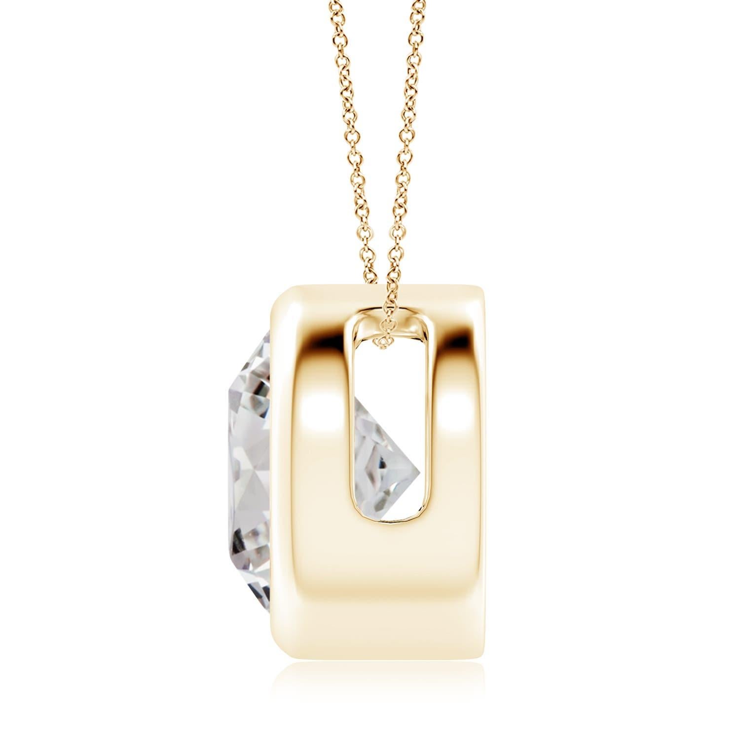 Le magnifique design de ce pendentif solitaire classique en diamant donne l'impression que la pierre centrale flotte sur la chaîne. Le diamant étincelant est fixé dans une monture à chaton. Fabriqué en or jaune 14k, ce pendentif en diamants ronds