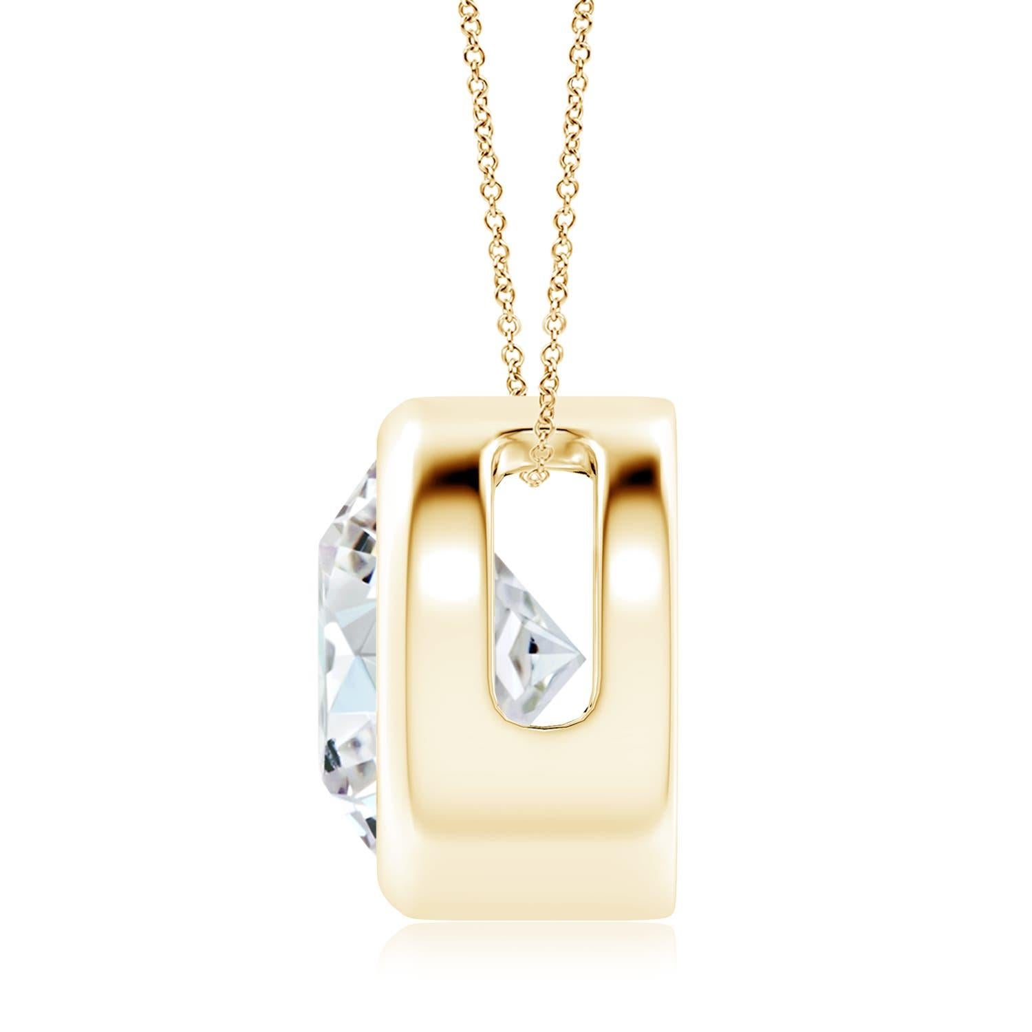 Le magnifique design de ce pendentif solitaire classique en diamant donne l'impression que la pierre centrale flotte sur la chaîne. Le diamant étincelant est fixé dans une monture à chaton. Fabriqué en or jaune 14k, ce pendentif en diamants ronds