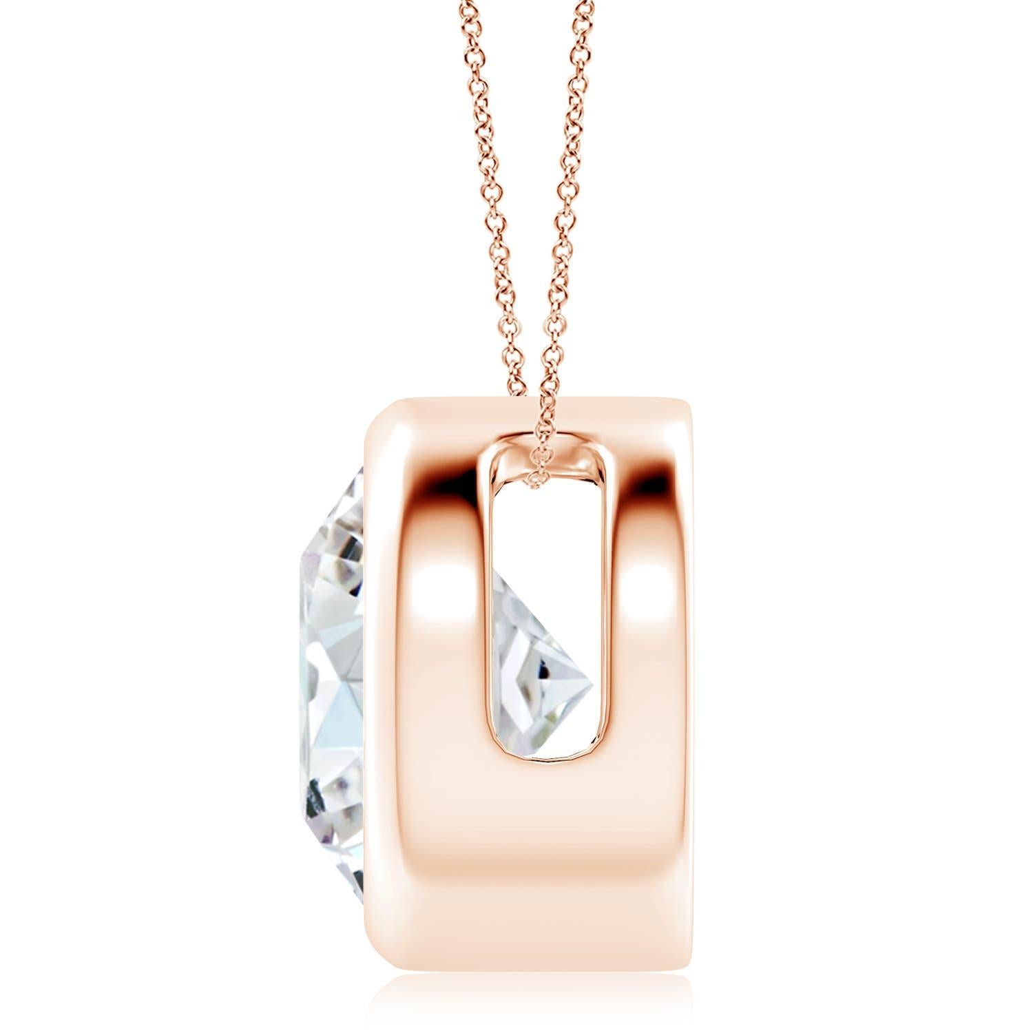 Le magnifique design de ce pendentif solitaire classique en diamant donne l'impression que la pierre centrale flotte sur la chaîne. Le diamant étincelant est fixé dans une monture à chaton. Fabriqué en or rose 14k, ce pendentif en diamants ronds