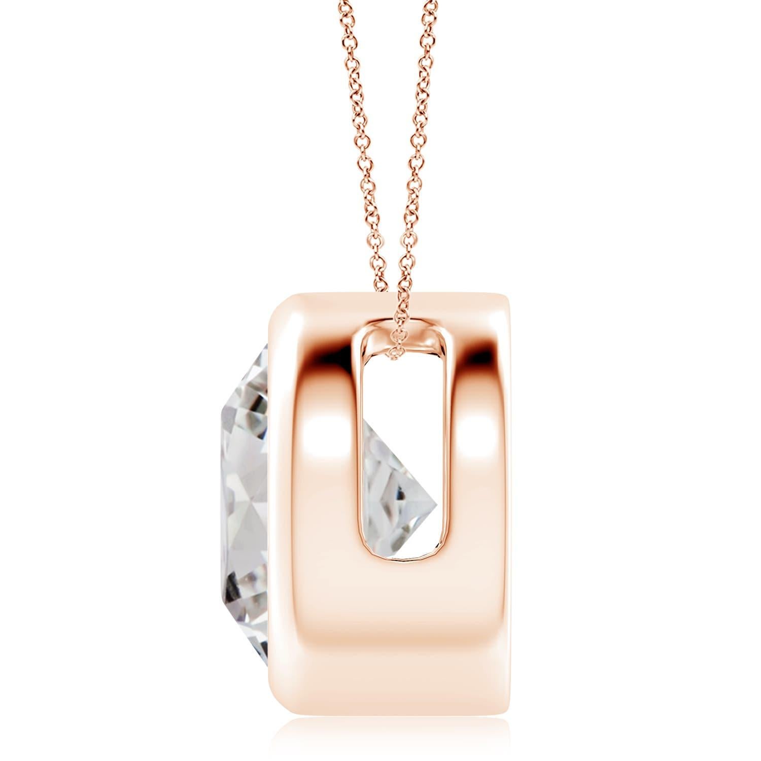 Le magnifique design de ce pendentif solitaire classique en diamant donne l'impression que la pierre centrale flotte sur la chaîne. Le diamant étincelant est fixé dans une monture à chaton. Fabriqué en or rose 14k, ce pendentif en diamants ronds