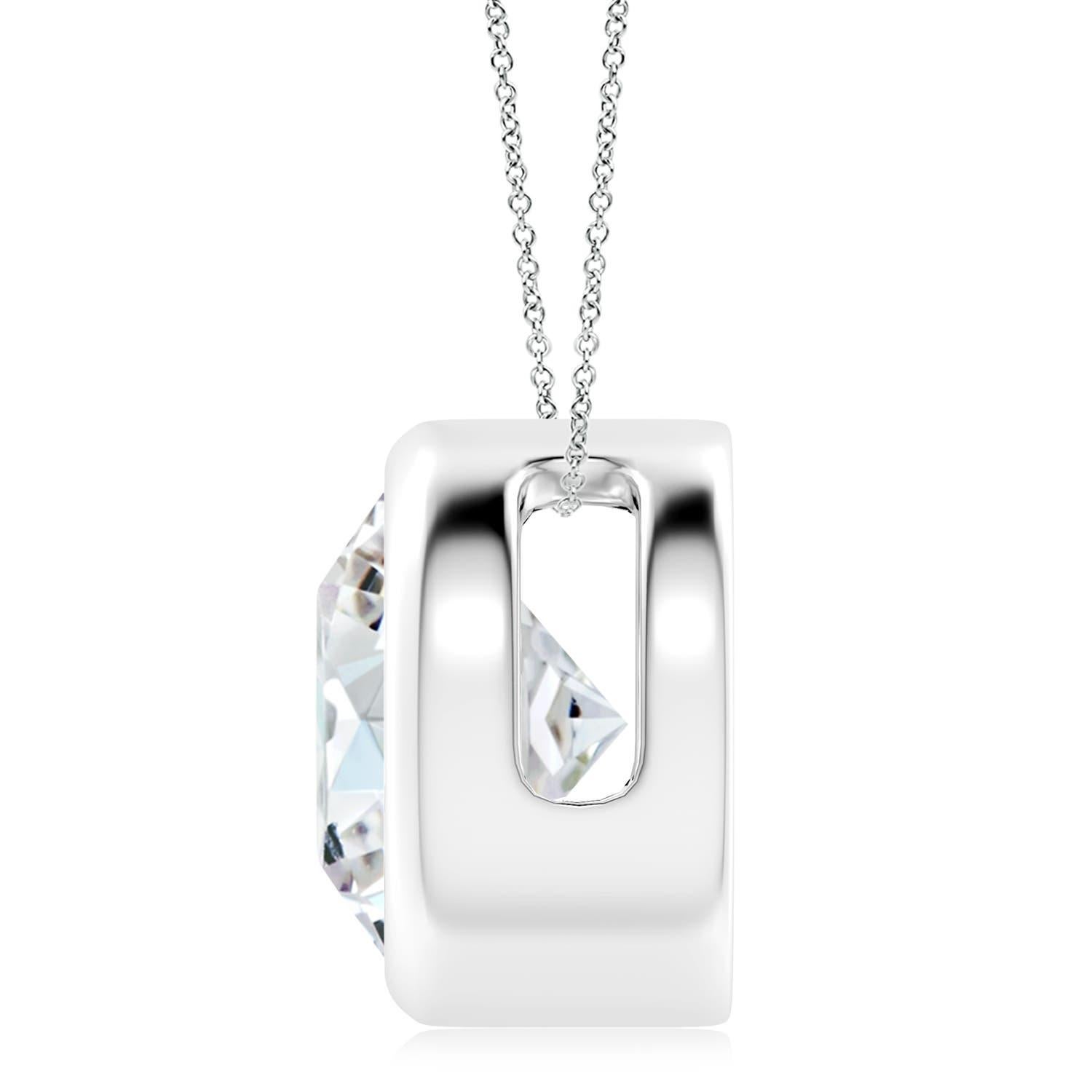 Le magnifique design de ce pendentif solitaire classique en diamant donne l'impression que la pierre centrale flotte sur la chaîne. Le diamant étincelant est fixé dans une monture à chaton. Whiting en or blanc 14k, ce pendentif en diamants ronds est