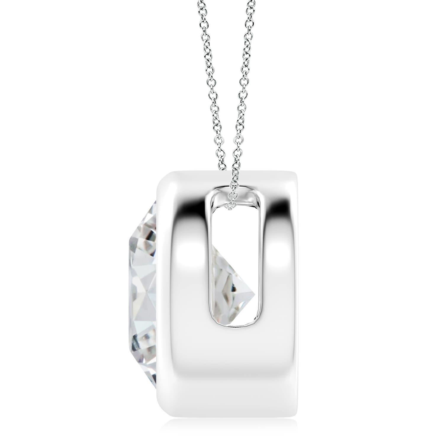 Lo splendido design di questo classico ciondolo con diamante solitario fa sembrare che la pietra centrale fluttui sulla catena. Il diamante scintillante è fissato in un castone. Realizzato in oro bianco 14 carati, questo pendente con diamante