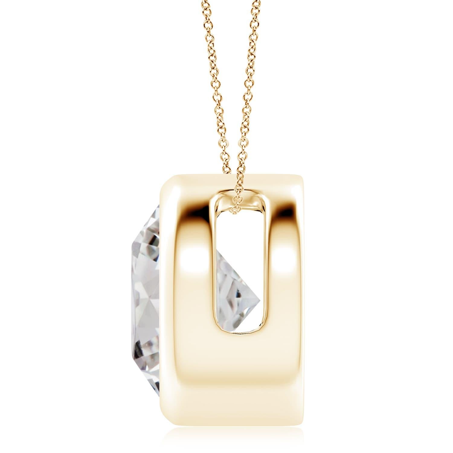 Le magnifique design de ce pendentif solitaire classique en diamant donne l'impression que la pierre centrale flotte sur la chaîne. Le diamant étincelant est fixé dans une monture à chaton. Fabriqué en or jaune 14k, ce pendentif en diamants ronds