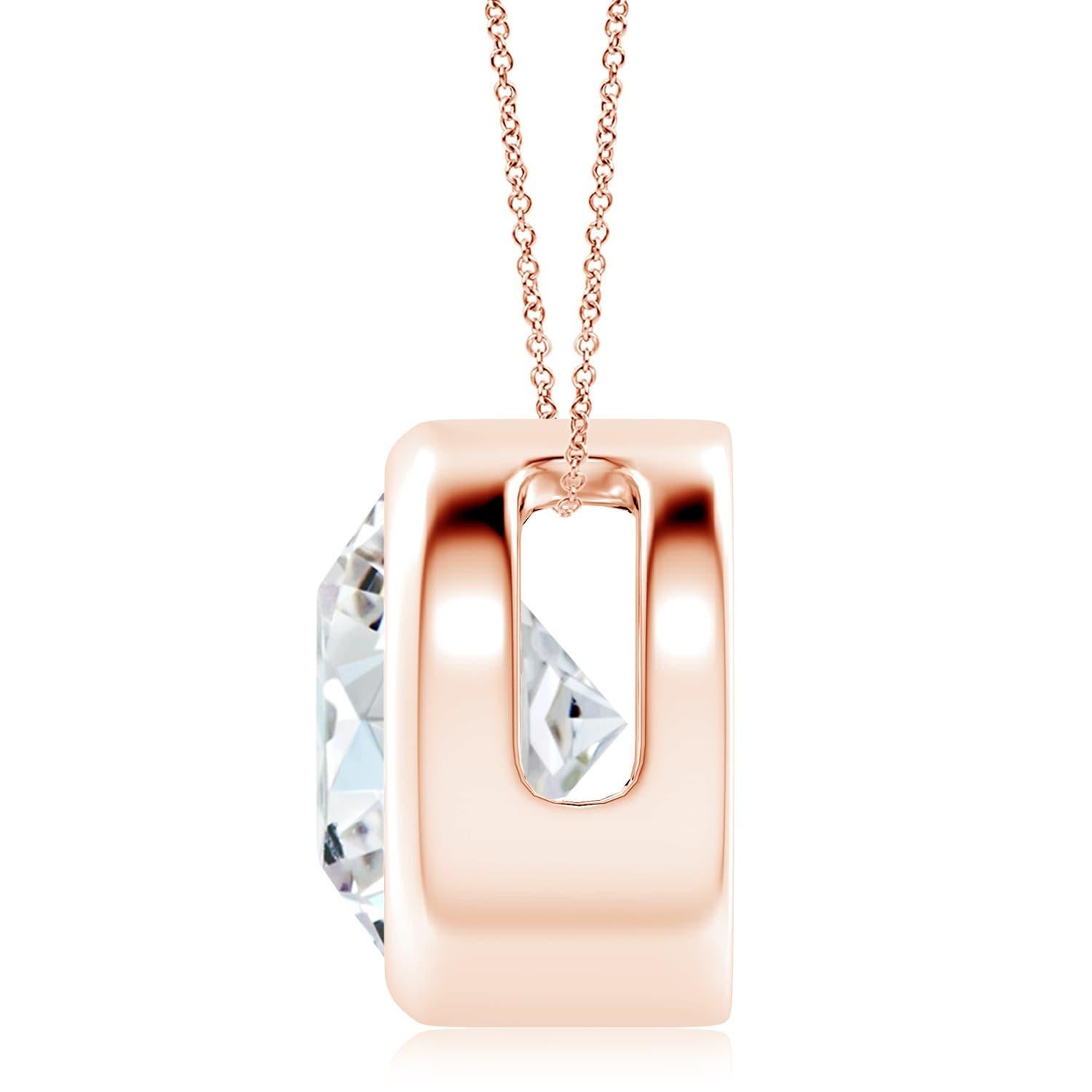 Le magnifique design de ce pendentif solitaire classique en diamant donne l'impression que la pierre centrale flotte sur la chaîne. Le diamant étincelant est fixé dans une monture à chaton. Fabriqué en or rose 18k, ce pendentif en diamants ronds