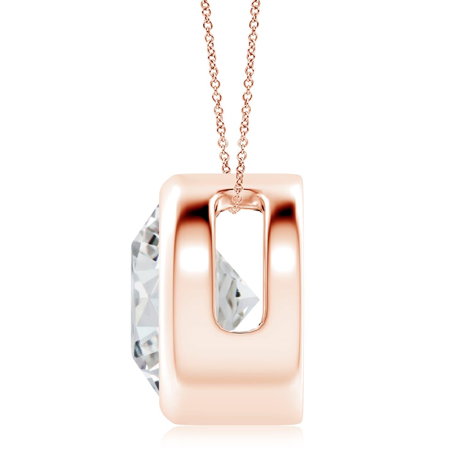El bonito diseño de este clásico colgante de diamante solitario hace que la piedra central parezca flotar sobre la cadena. El brillante diamante está asegurado en un engaste de bisel. Elaborado en oro rosa de 18 quilates, este colgante de diamante
