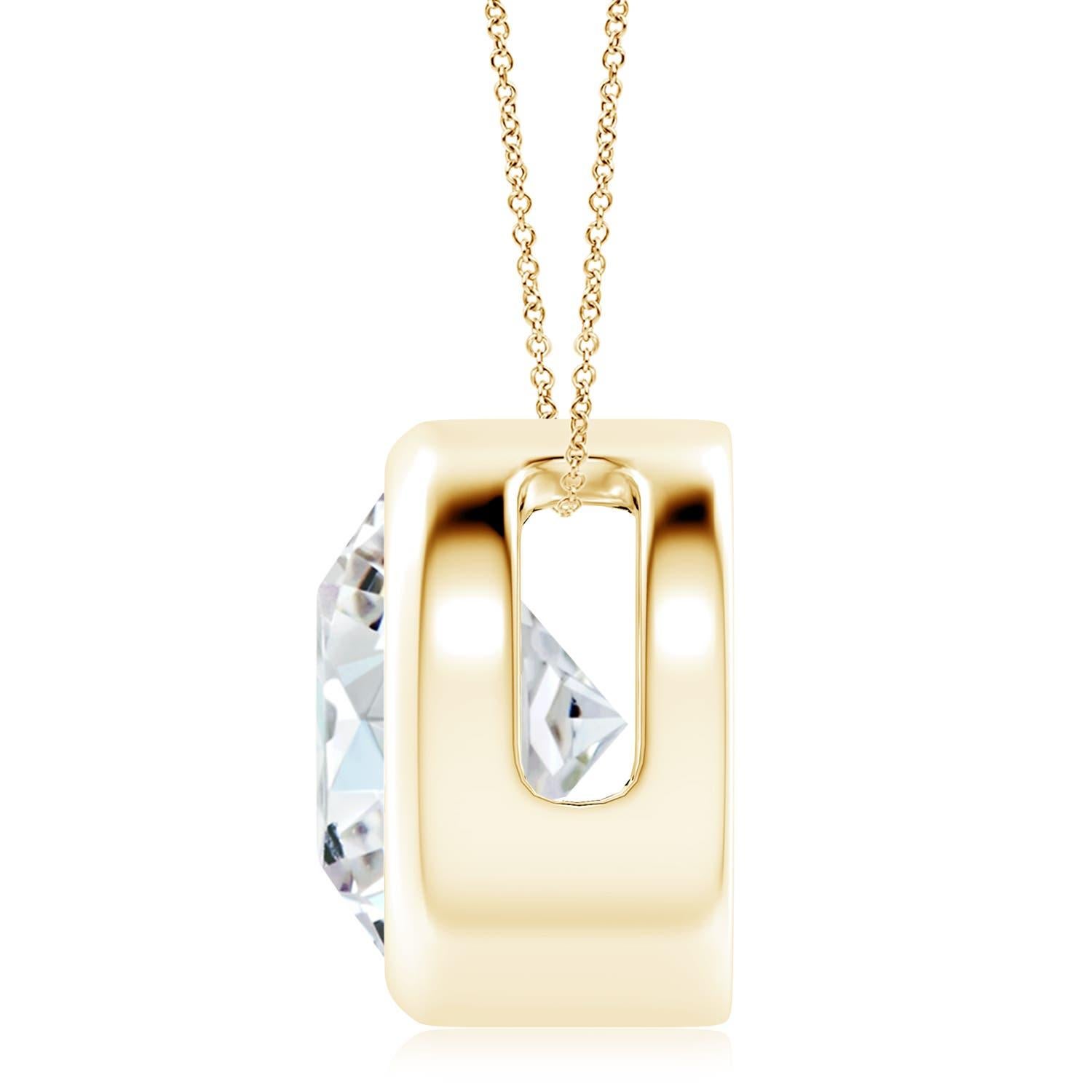 Le magnifique design de ce pendentif solitaire classique en diamant donne l'impression que la pierre centrale flotte sur la chaîne. Le diamant étincelant est fixé dans une monture à chaton. Fabriqué en or jaune 18k, ce pendentif en diamants ronds